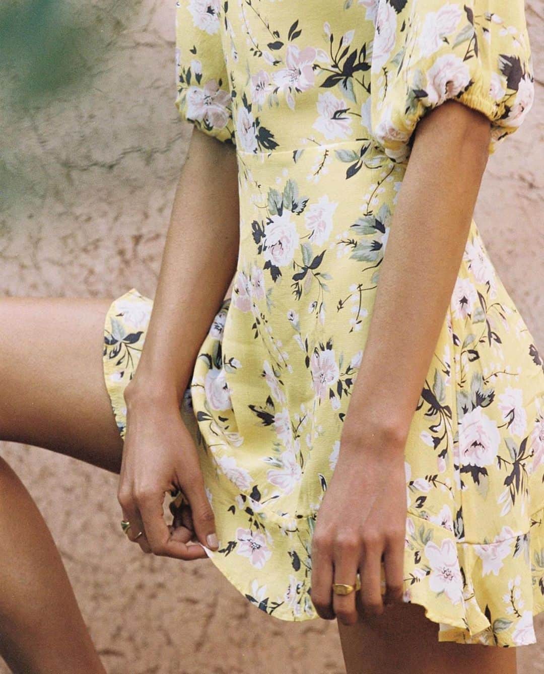 ブルーライフのインスタグラム：「the jeanette dress by @faithfullthebrand 🌞」