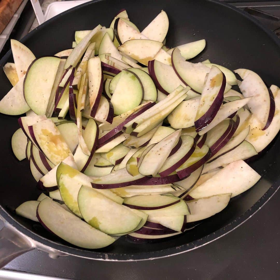 工藤静香さんのインスタグラム写真 - (工藤静香Instagram)「シンプルなお料理はいつ食べてもホッとする。 鶏胸肉2パック、ササミ1パック 酢、醤油、砂糖 生姜、ニンニク、ジャム 一日漬け込むと柔らかくて美味しくなります。袋の中のタレは別鍋で煮詰めます！ キャベツは炒め終わったらゴマ油、塩、昆布。 ナスは生姜味噌味。たまらない笑 味噌、みりん、砂糖、生姜、醤油  毎日のメニューに困っている方！いかがですか？笑笑  私はオーブンで焼きました！フライパンでもokです。フライパンなら、少し切り目を入れたらいいと思います！ お肉は漬け込む前に、先にフォークでブツブツ刺してください！！」6月24日 13時59分 - kudo_shizuka