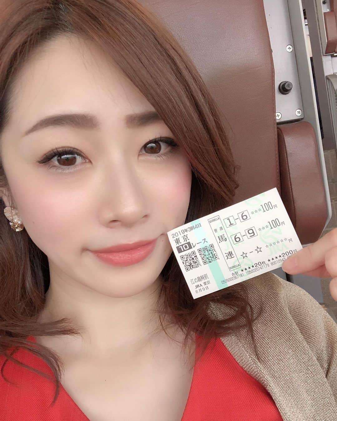 東森美和さんのインスタグラム写真 - (東森美和Instagram)「そういえば… 先々週?ぐらい… 人生で初めての競馬場に行ってきたよ🏇 馬主席にて競馬を楽しみました💕 昔から馬にすごく魅力を感じており… 乗馬とかしたいな〜と思っていたり… 競馬もずっと行ってみたかったので嬉しかったです！誘導馬が可愛すぎて癒されました💕😍 そして100円しかかけてなかったのが残念すぎる!初馬券は当たり！100円が5000円ぐらいになった✌️これぞビギナーズラック！また行きたいです！  #東京競馬場 #競馬 #馬主席 #馬 #競馬女子 #ビギナーズラック #beginner's luck」6月24日 13時59分 - higashimorimiwa