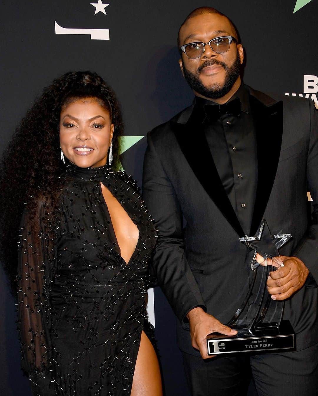 Just Jaredさんのインスタグラム写真 - (Just JaredInstagram)「@tarajiphenson honors close friend @tylerperry with the Ultimate Icon Award at the #BETAwards! #TarajiPHenson #TylerPerry #BETAwards2019 Photos: Getty」6月24日 14時06分 - justjared