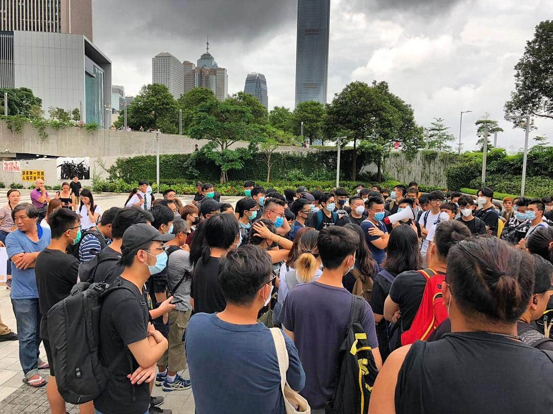 艾未未さんのインスタグラム写真 - (艾未未Instagram)「11:30 民阵的记者会还没结速，在场学生在抗议区后面商量今天的计划。」6月24日 14時20分 - aiww