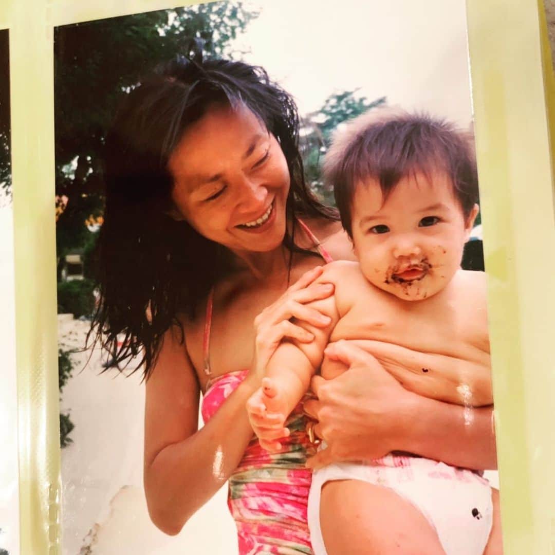 加賀美セイラのインスタグラム：「My youngest sister with my mom My mother’s love hasn’t changed since  #SuchAChubbyBaby lmao #LoveIt  母の愛は、やはり凄いょ♥️♥️ #母は美しいよ どこでも💕 And my baby sis is always cute where ever she is😊♥️」