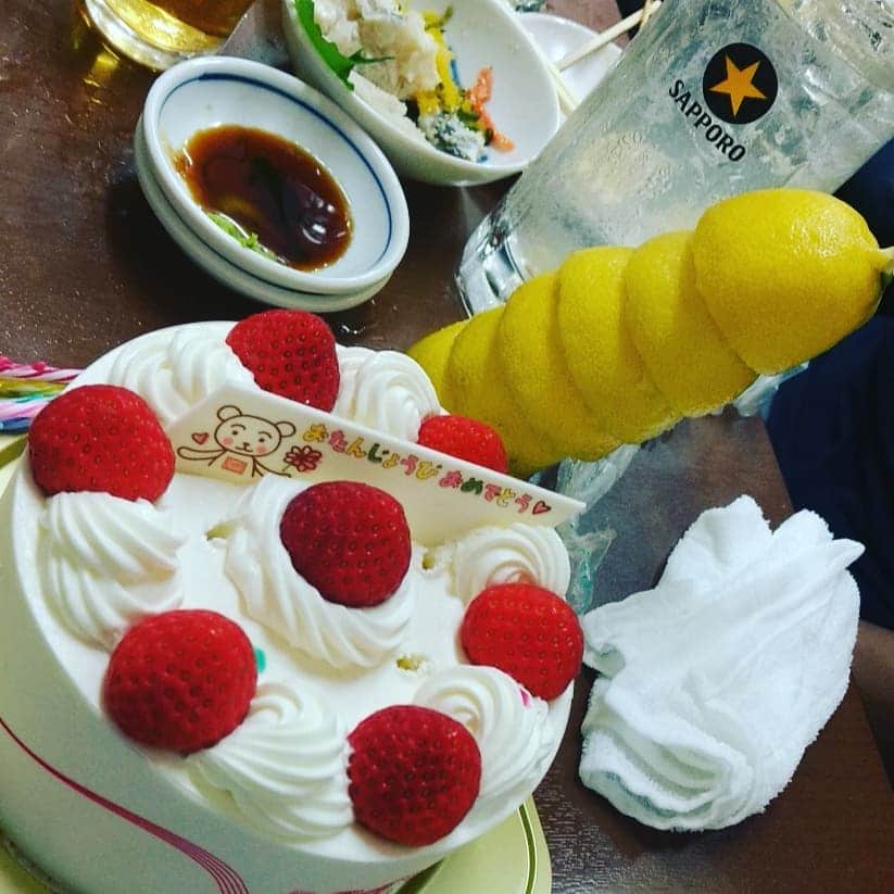 草野歩さんのインスタグラム写真 - (草野歩Instagram)「先日お誕生日をお祝いして頂きました🎂 レモンサワー発祥のお店。ケーキとレモンサワー、最高でした‼️‼️ #レモンサワー発祥#祐天寺#もつやき#誕生日#ハッピーバースデー#サプライズ」6月24日 14時21分 - kusano_ayumi