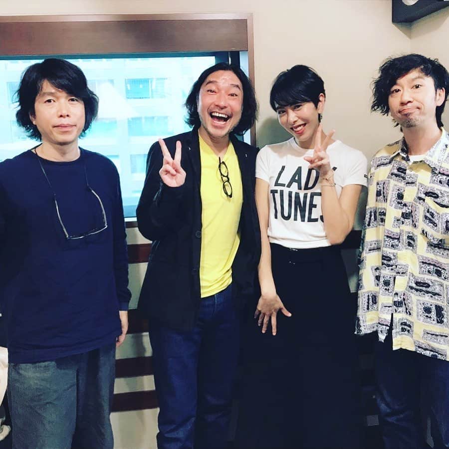のインスタグラム：「記念すべき今日だ。やっとお会いできたぞ、10代のわたし、おまえさんが今聞いてるウルフルズは未来でずーっとまた勇気をくださるんだぞ。(頑張りたまえ、中学生のラブ子や)  アルバム「ウ!!!」愛しかなかったです。ご機嫌ソウルや、最高のバラード、隙間から行間から愛が、人生が、生きるアレコレが滲み出てました。  PS 「らぶちゃんを絶対トータスさんに会わせたい、呼ぶからね」と言ってくれてたヨースケ@HOME、なんのご縁か、彼に叶えていただいた気がしてならない。ヨースケに言いたいことしかないのと、共通のファンの方々にも上っ面なこと言いたくなくて、なかなか書けることがなくてごめんなさい。けど一緒に歌わせて頂いたチーム同い年ですから。宮内陽輔。ご冥福を、心の底より、心いっぱい、お祈りします。」