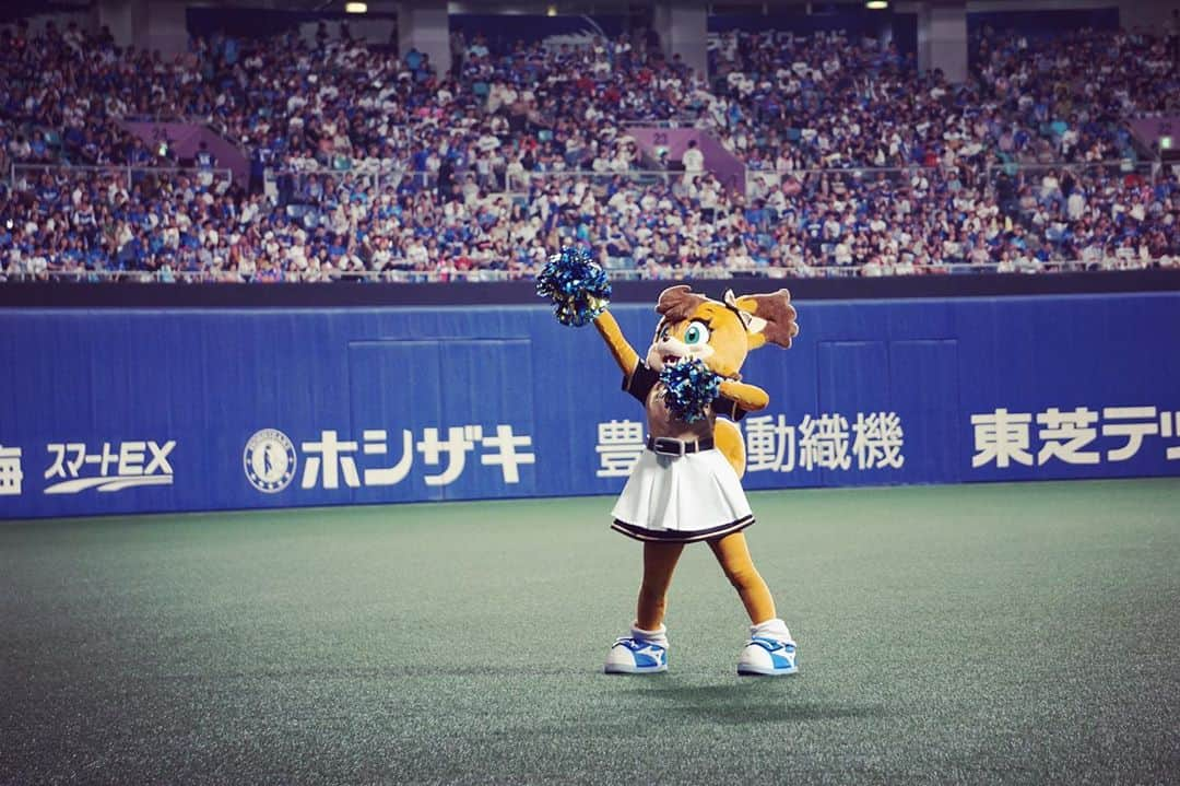 北海道日本ハムファイターズ フレップさんのインスタグラム写真 - (北海道日本ハムファイターズ フレップInstagram)「. 土曜、日曜の二日間ナゴヤドームにお邪魔してきました❤️ ドアラは... 相変わらずでしたー😆😆😆 ドアラファン(扇風機)をずっと見せびらかされました笑🐨🐨🐨 そしてシャオロンとパオロンにかなり久しぶりに会えた💕💕 パオちゃんは2013年に札幌ドームに交流に来た時のこと覚えていてくれて、たんぽぽの丘のことや、似顔絵対決したこととか、懐かしいねー😆ってふたりで思い出話に花を咲かせました🌸 シャオロンは変わらず優しくて✨ Dステージで披露していたダンスがとてもカッコよくてポリーのお気に入り💗 チアドラゴンズのお姉さんたちもみんな素敵で、ダイナミックなパフォーマンスは本当に圧巻でした！！👏🏻👏🏻👏🏻 ドラゴンズファンの皆さんも親切で、たくさん声をかけてくれてありがとうございました🎀💕🎀💕 ・ 今年は普段なかなか行けない場所に行かせてもらって本当に楽しかった〜！！ みんなにポリーのこと少しは知ってもらえたかなぁ...？？😊 ・ どのチームの女子マスコットも、男の子たちに負けず本当に魅力的で、自分の個性を活かして 🎀女の子だからこそできるパフォーマンス🎀 を日々一生懸命頑張っていることをみんなに知ってもらう、興味を持ってもらうきっかけに少しでもなっていれば良いなと思います🥰✨ ・ さぁ、みんなが待ってる大好きな北海道に帰ろ〜っと❣️❣️❣️ (代筆ぽりぃ🎀) 🐿 ⭐️ 🐿 ⭐️ 🐿 #lovefighters  #驀進 #飛び出せ新時代 #ポリーポラリス #ドアラ #シャオロン #パオロン #チアドラゴンズ #ドアラの尻尾キーホルダー付けてたのわかった ？😆 #ポリーの尻尾のもあったら #みんな付けてくれるかな ？ #スピードガンコンテスト49kmだった #凹んでたら緒方コーチが褒めてくれたよ #名古屋のおすすめグルメ教えてくれてありがとう #味噌カツとあんかけスパたべたよ #おいしかったよ #たくさん食べてたくさん寝て #全然元気だから心配しないでね 🥰 #フレップBBお土産待っててね #これで代筆もしばらくおしまいかな #お手紙やメッセージもありがとね #いつも大切に読んでます ☺︎」6月24日 14時30分 - frep_the_fox