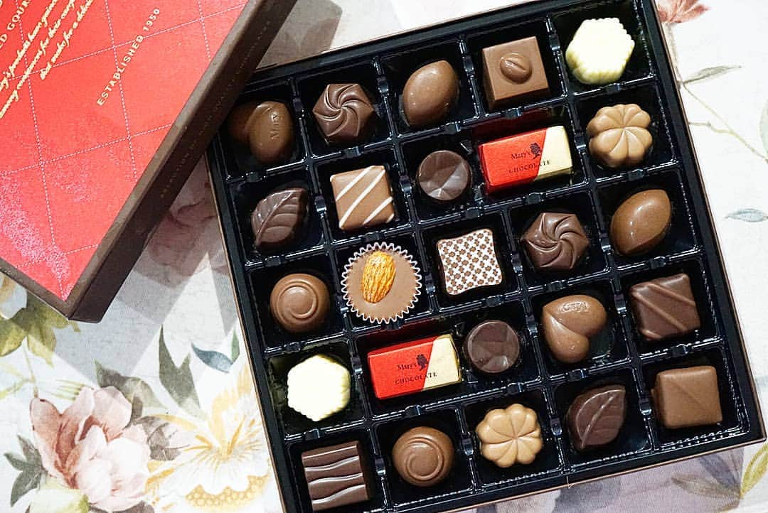 石関友梨のインスタグラム：「いただきもの♪ありがとう( * ॑˘ ॑* ) #チョコレート #Marychocolate #自分じゃなかなか買わない #嬉しい #何気にこうゆうチョコ貰うの初めて #男性はバレンタインで貰うだろうけど #食べるのもったいない #可愛いね #瞬殺」
