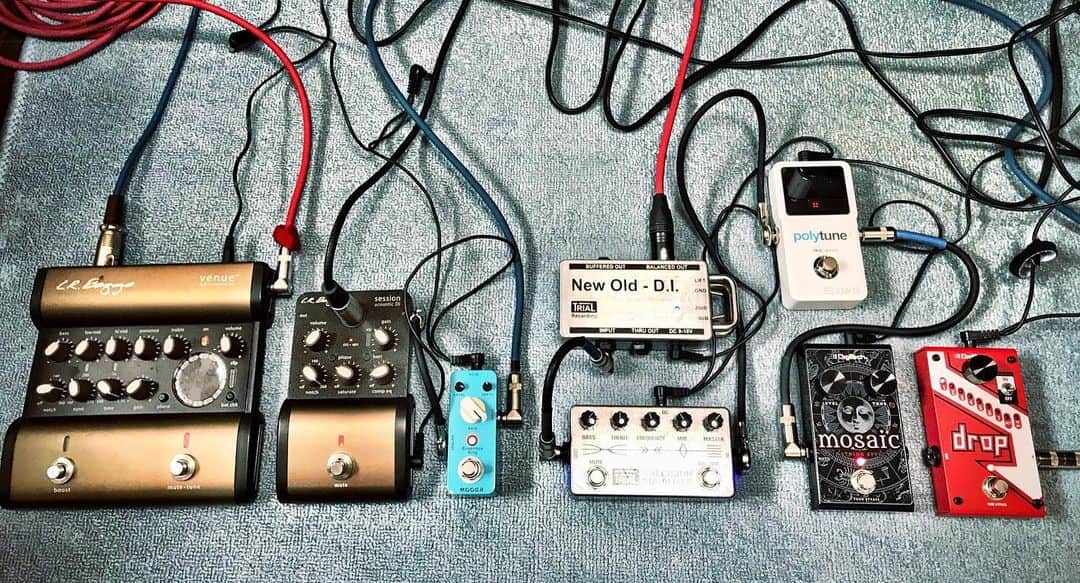 JIGEN のインスタグラム：「今シリーズの機材方針は決まったけど、並べてみたところ、全部収まるエフェクターケースが無いことに気が付いてしまった。でもこれ３回線分の機材だから、大きいケース１つにまとめるのではなく、小さいケース２つに分けたいなー。（…と書きながら考えをまとめている昼下がり）」
