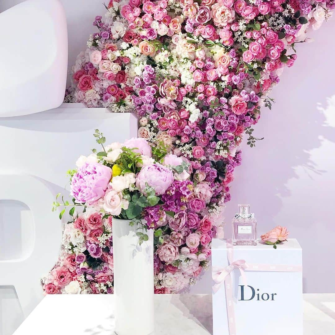 渡辺真実絵さんのインスタグラム写真 - (渡辺真実絵Instagram)「. MISS DIOR LOVE N'ROSES 🌹 @dior @diorparfums  #dior #missdior #missdiorperfume #missdiorexhibition」6月24日 14時52分 - mamu________________