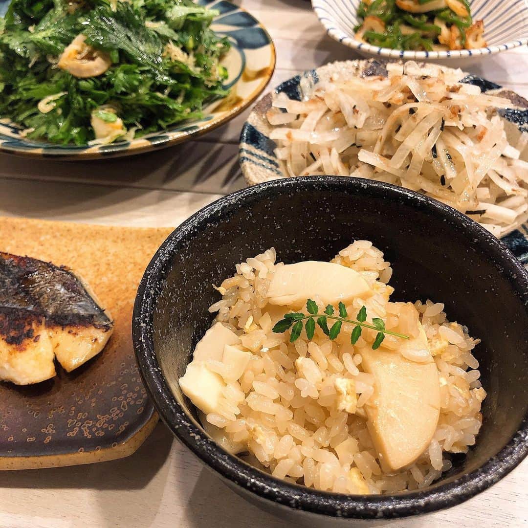 磯部奈央さんのインスタグラム写真 - (磯部奈央Instagram)「おうちごはん☺︎🍴 ︎. わりと前のおうちごはんで、まだ筍が旬だった頃に作ったもの😂💦 . . たけのこご飯🍚に合わせて、色々と作りました♡ . . . #おつまみ #晩酌 #おうちごはん #homemade #homecooking #cooking #dinner #japanesefood #instacooking #instafood #instadaily #foodstagram #時短料理 #簡単レシピ  #手料理 #手づくり #手作り #料理 #なおの食卓 #主婦 #healthyfood #healthy」6月24日 14時54分 - nao_isobe729