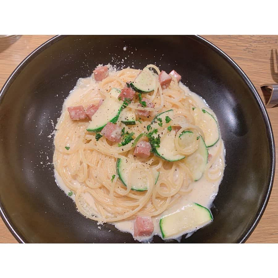 都築里佳のインスタグラム：「昨日、お仕事の合間にマネージャーさんとランチした時に食べたモルタデッラとズッキーニのクリームパスタ✨ . めちゃくちゃ美味しかった〜🤤💕 . . 久しぶりの投稿が食べ物でごめんね🤪ゆるして . . #ぴよぐるめ #SKE48 #idol #food #pasta #パスタ #instagood #instafood」