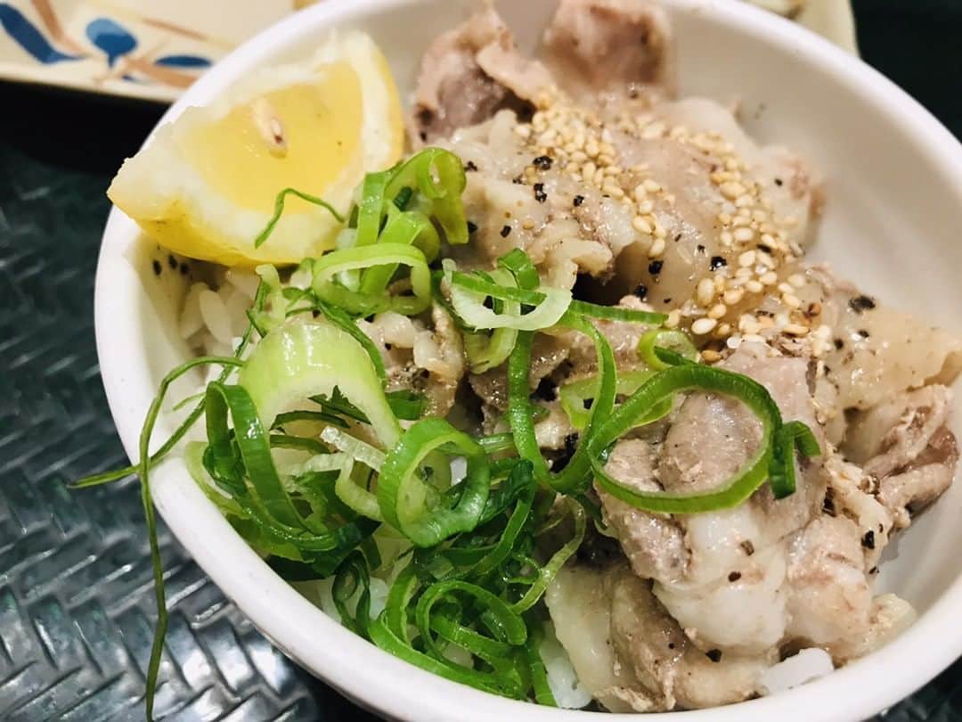 はなまるうどんさんのインスタグラム写真 - (はなまるうどんInstagram)「こんにちは😁✨レモンをかけてさっぱりと❗❗ #塩豚丼 はいかがでしょうか？とても美味しいので、ぜひご賞味ください！  #はなまるうどん #はなまる #うどん #豚肉 #塩豚丼 #レモン #肉」6月24日 15時00分 - hanamaru_udon