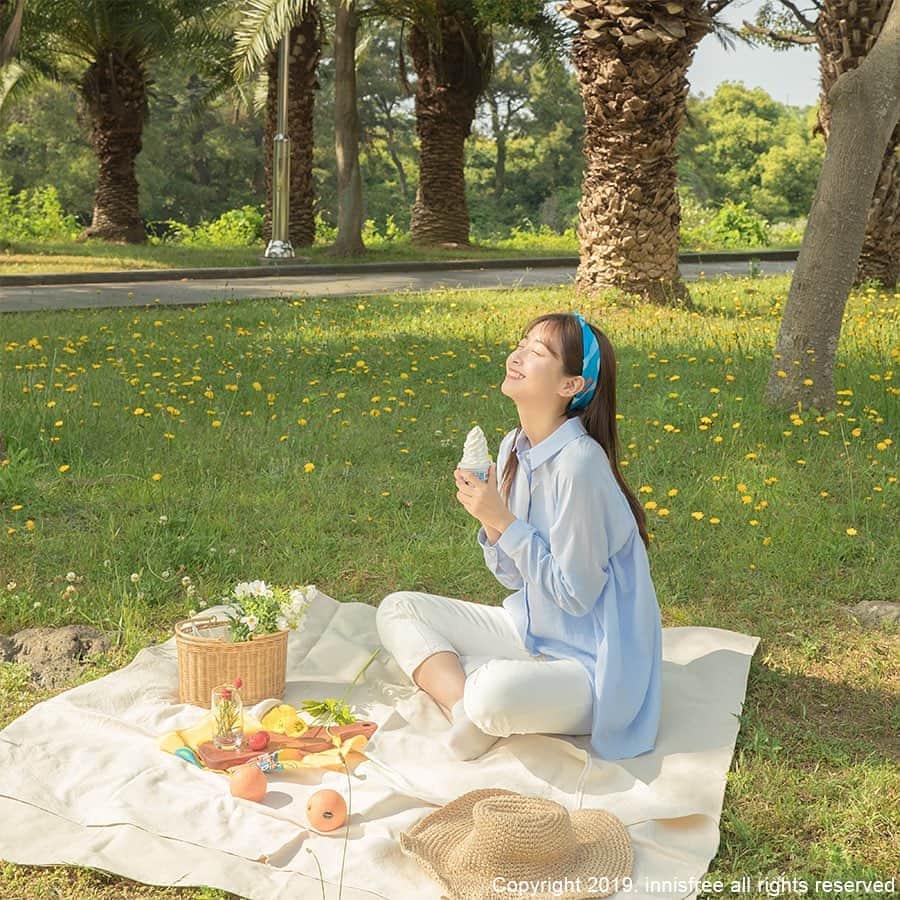 innisfree official (이니스프리) さんのインスタグラム写真 - (innisfree official (이니스프리) Instagram)「Why not go on an eco-friendly picnic with your #ecohankie ?🌞 ⠀⠀⠀ #에코손수건 과 함께 그린그린한 소풍을 떠나볼까요? 🌞」6月24日 15時00分 - innisfreeofficial