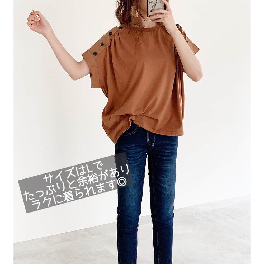 MUMUさんのインスタグラム写真 - (MUMUInstagram)「. . 先週のしまパトで見つけた980円の肩ボタントップス。 肩と袖口は布帛生地、それ以外の部分はカットソー生地が使われた、Tシャツとブラウスがドッキングしたような少し個性的なデザイン。  ラグランスリーブの切り替えに合わせて斜めにあしらわれたボタンは、肩幅を華奢に見せてくれる効果も◎  フロント、バック共に生地の切り替え部分にギャザーが施され、ふんわりと柔らかな空気感を感じる仕上がりに。  体のラインも拾わず、ラフに着ることのできるシルエットでデイリー使いもできます♪  ちょっと癖のあるデザインですが合わせやすさは抜群。 デニムコーデはもちろん、柄物ボトムスにも◎ ワントーンでまとめれば女性らしいコーデに。  ゆったりと着たかったのでサイズはLを選びました。 たっぷり余裕がありラクに着られます。  店頭には色違いのブラックもありました。 千円以下とは思えない、こなれカジュアルが決まるお買い得なデザイントップスです。 . ●デニム置き画コーデ デニム、メルカドバッグ、靴：#しまむら @grshimamura ●スカート置き画コーデ スカート：#TheSecretBean バッグ：しまむら @grshimamura ×MUMUコラボ ●着画 バッグ：しまむら スカート：TheSecretBean . #プチプラコーデ #instagood #プチプラ #locari #instalike #服好きな人と繋がりたい #ootd #fashion #今日のコーデ #时尚 #潮流 #しまむらコーデ #しまパト #きょコ #しまぱと #grshimamura #しまむら購入品 #しまむら安心価格 #夏コーデ #outfit #置き画 #ぷちぷら #メルカドバッグ #着回しコーデ #着回し #しまむらバッグ」6月24日 15時05分 - mumudesukamumudesuyo