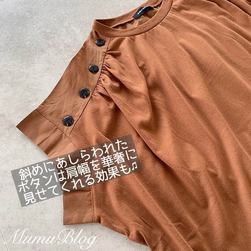 MUMUさんのインスタグラム写真 - (MUMUInstagram)「. . 先週のしまパトで見つけた980円の肩ボタントップス。 肩と袖口は布帛生地、それ以外の部分はカットソー生地が使われた、Tシャツとブラウスがドッキングしたような少し個性的なデザイン。  ラグランスリーブの切り替えに合わせて斜めにあしらわれたボタンは、肩幅を華奢に見せてくれる効果も◎  フロント、バック共に生地の切り替え部分にギャザーが施され、ふんわりと柔らかな空気感を感じる仕上がりに。  体のラインも拾わず、ラフに着ることのできるシルエットでデイリー使いもできます♪  ちょっと癖のあるデザインですが合わせやすさは抜群。 デニムコーデはもちろん、柄物ボトムスにも◎ ワントーンでまとめれば女性らしいコーデに。  ゆったりと着たかったのでサイズはLを選びました。 たっぷり余裕がありラクに着られます。  店頭には色違いのブラックもありました。 千円以下とは思えない、こなれカジュアルが決まるお買い得なデザイントップスです。 . ●デニム置き画コーデ デニム、メルカドバッグ、靴：#しまむら @grshimamura ●スカート置き画コーデ スカート：#TheSecretBean バッグ：しまむら @grshimamura ×MUMUコラボ ●着画 バッグ：しまむら スカート：TheSecretBean . #プチプラコーデ #instagood #プチプラ #locari #instalike #服好きな人と繋がりたい #ootd #fashion #今日のコーデ #时尚 #潮流 #しまむらコーデ #しまパト #きょコ #しまぱと #grshimamura #しまむら購入品 #しまむら安心価格 #夏コーデ #outfit #置き画 #ぷちぷら #メルカドバッグ #着回しコーデ #着回し #しまむらバッグ」6月24日 15時05分 - mumudesukamumudesuyo