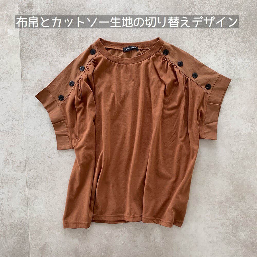 MUMUさんのインスタグラム写真 - (MUMUInstagram)「. . 先週のしまパトで見つけた980円の肩ボタントップス。 肩と袖口は布帛生地、それ以外の部分はカットソー生地が使われた、Tシャツとブラウスがドッキングしたような少し個性的なデザイン。  ラグランスリーブの切り替えに合わせて斜めにあしらわれたボタンは、肩幅を華奢に見せてくれる効果も◎  フロント、バック共に生地の切り替え部分にギャザーが施され、ふんわりと柔らかな空気感を感じる仕上がりに。  体のラインも拾わず、ラフに着ることのできるシルエットでデイリー使いもできます♪  ちょっと癖のあるデザインですが合わせやすさは抜群。 デニムコーデはもちろん、柄物ボトムスにも◎ ワントーンでまとめれば女性らしいコーデに。  ゆったりと着たかったのでサイズはLを選びました。 たっぷり余裕がありラクに着られます。  店頭には色違いのブラックもありました。 千円以下とは思えない、こなれカジュアルが決まるお買い得なデザイントップスです。 . ●デニム置き画コーデ デニム、メルカドバッグ、靴：#しまむら @grshimamura ●スカート置き画コーデ スカート：#TheSecretBean バッグ：しまむら @grshimamura ×MUMUコラボ ●着画 バッグ：しまむら スカート：TheSecretBean . #プチプラコーデ #instagood #プチプラ #locari #instalike #服好きな人と繋がりたい #ootd #fashion #今日のコーデ #时尚 #潮流 #しまむらコーデ #しまパト #きょコ #しまぱと #grshimamura #しまむら購入品 #しまむら安心価格 #夏コーデ #outfit #置き画 #ぷちぷら #メルカドバッグ #着回しコーデ #着回し #しまむらバッグ」6月24日 15時05分 - mumudesukamumudesuyo