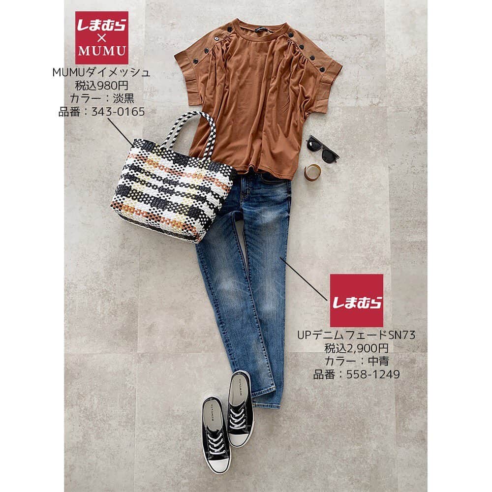 MUMUさんのインスタグラム写真 - (MUMUInstagram)「. . 先週のしまパトで見つけた980円の肩ボタントップス。 肩と袖口は布帛生地、それ以外の部分はカットソー生地が使われた、Tシャツとブラウスがドッキングしたような少し個性的なデザイン。  ラグランスリーブの切り替えに合わせて斜めにあしらわれたボタンは、肩幅を華奢に見せてくれる効果も◎  フロント、バック共に生地の切り替え部分にギャザーが施され、ふんわりと柔らかな空気感を感じる仕上がりに。  体のラインも拾わず、ラフに着ることのできるシルエットでデイリー使いもできます♪  ちょっと癖のあるデザインですが合わせやすさは抜群。 デニムコーデはもちろん、柄物ボトムスにも◎ ワントーンでまとめれば女性らしいコーデに。  ゆったりと着たかったのでサイズはLを選びました。 たっぷり余裕がありラクに着られます。  店頭には色違いのブラックもありました。 千円以下とは思えない、こなれカジュアルが決まるお買い得なデザイントップスです。 . ●デニム置き画コーデ デニム、メルカドバッグ、靴：#しまむら @grshimamura ●スカート置き画コーデ スカート：#TheSecretBean バッグ：しまむら @grshimamura ×MUMUコラボ ●着画 バッグ：しまむら スカート：TheSecretBean . #プチプラコーデ #instagood #プチプラ #locari #instalike #服好きな人と繋がりたい #ootd #fashion #今日のコーデ #时尚 #潮流 #しまむらコーデ #しまパト #きょコ #しまぱと #grshimamura #しまむら購入品 #しまむら安心価格 #夏コーデ #outfit #置き画 #ぷちぷら #メルカドバッグ #着回しコーデ #着回し #しまむらバッグ」6月24日 15時05分 - mumudesukamumudesuyo