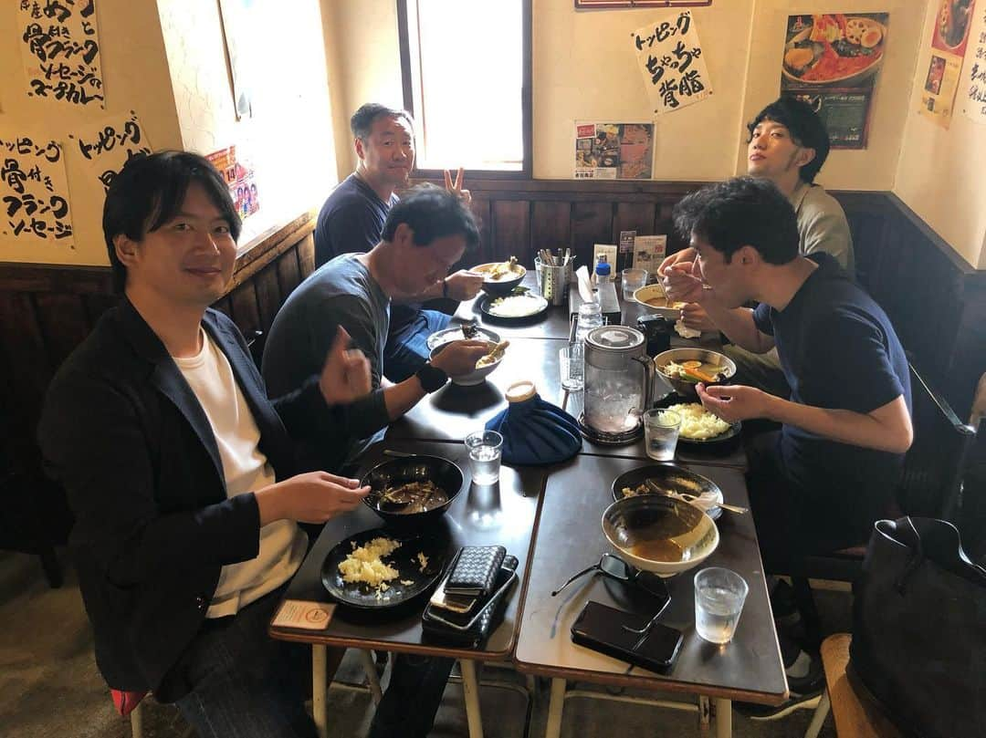 お兄ちゃんさんのインスタグラム写真 - (お兄ちゃんInstagram)「北海道といえば、スープカレー🍛 函館にも激ウマスープカレー屋さんがありました😊❗️ ここもジョッキー行きつけの店「吉田商店」さん✨  そして、ここでは城戸ジョッキーも合流！！ みんな汗ダク💦💦 #謙聞録 #netkeiba #函館 #函館競馬 #はこだて観光大使 #吉田商店 #スープカレー #池添謙一 #藤岡康太 #城戸義政 #ビタミンＳお兄ちゃん」6月24日 15時05分 - oniichan0715