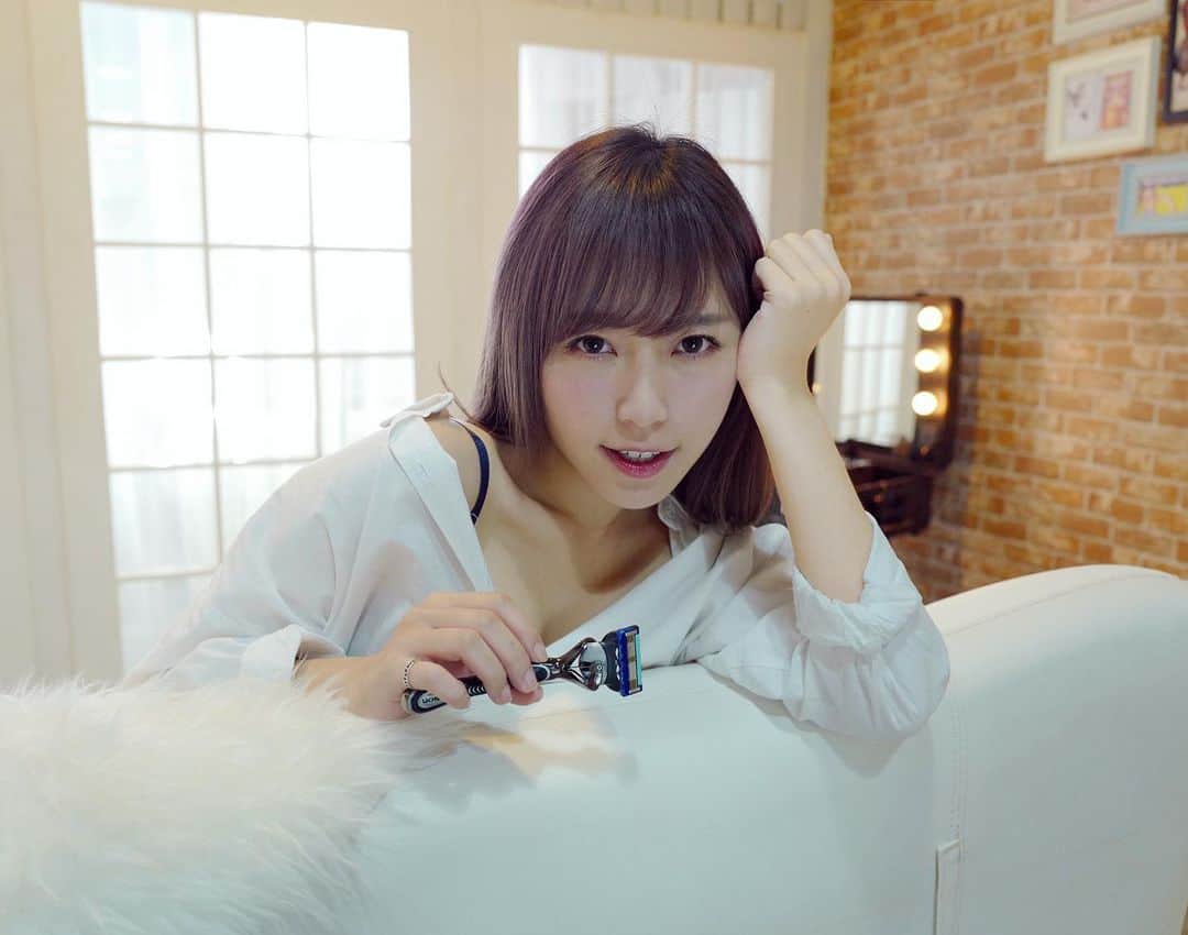Miss Hunnyのインスタグラム：「雖然有鬍子的男生很是sexy😳 但是沒有鬍子的男生也別有一番風味😏😏😏 最重要是儀容整潔才會有魅力 . 「沒有鬚根的吻細膩感覺很有趣  是嗎 ♪( ´θ｀)ノ」 有冇人知我唱緊咩🙄🙄🙄 . #at17的歌 #gillette  #吉列  #你今日剃左未啊？」
