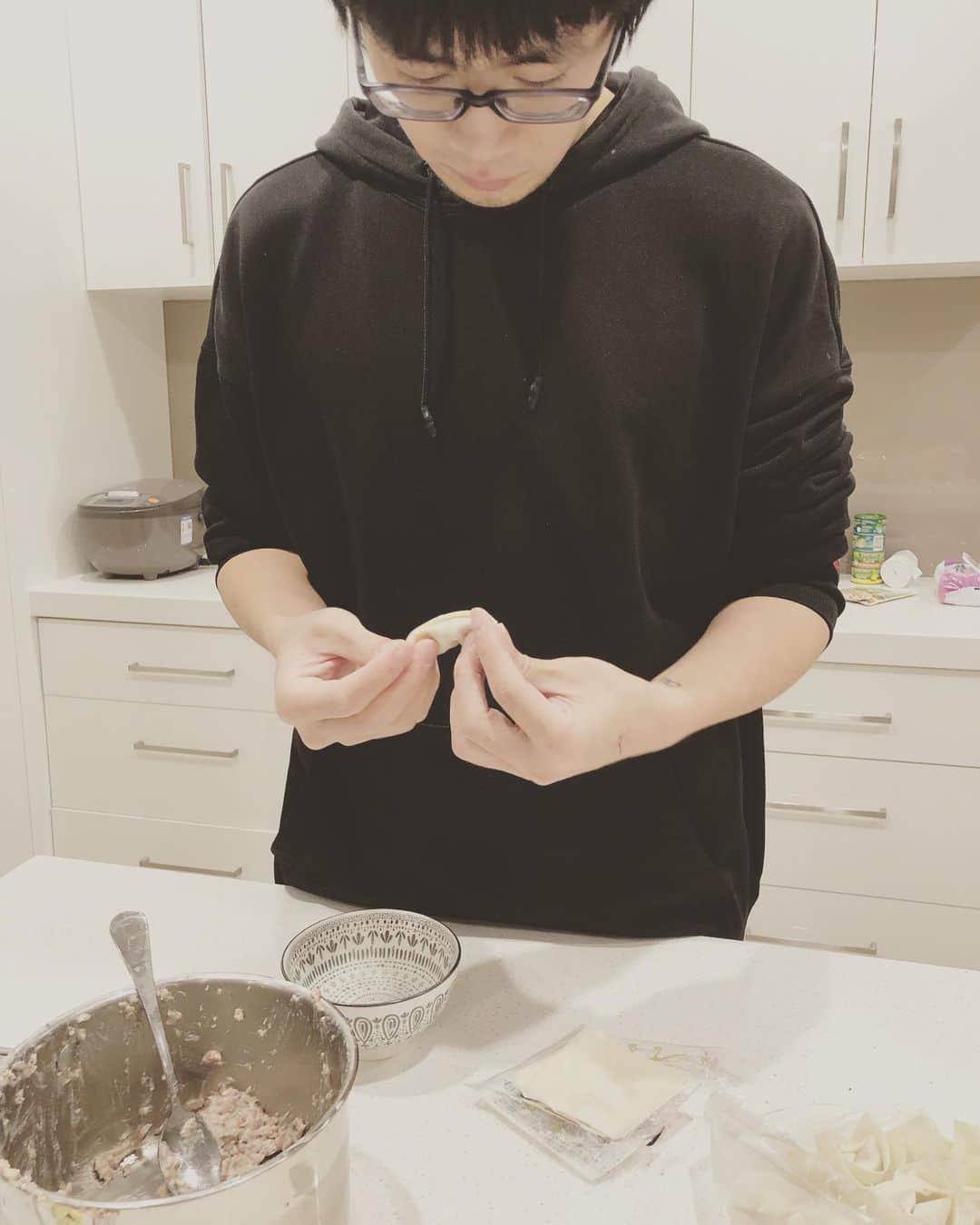 のインスタグラム：「ハンハンちゃんが私と糯糯ちゃんにワンタン作ってくれてる、ちょっと待て！すごいじゃん」