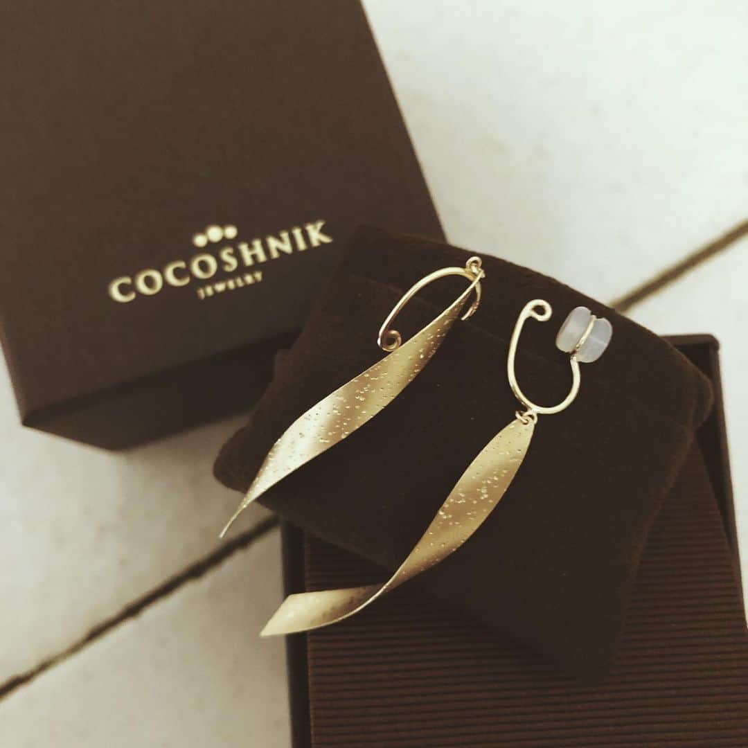 尾形沙耶香さんのインスタグラム写真 - (尾形沙耶香Instagram)「金曜日に発売されたばかりの#cocoshnik の新作# earrings 👶🏻が引っ張っても、#イヤリング だと安心👍  #ココシュニック #ココ族」6月24日 15時21分 - sayakaogata