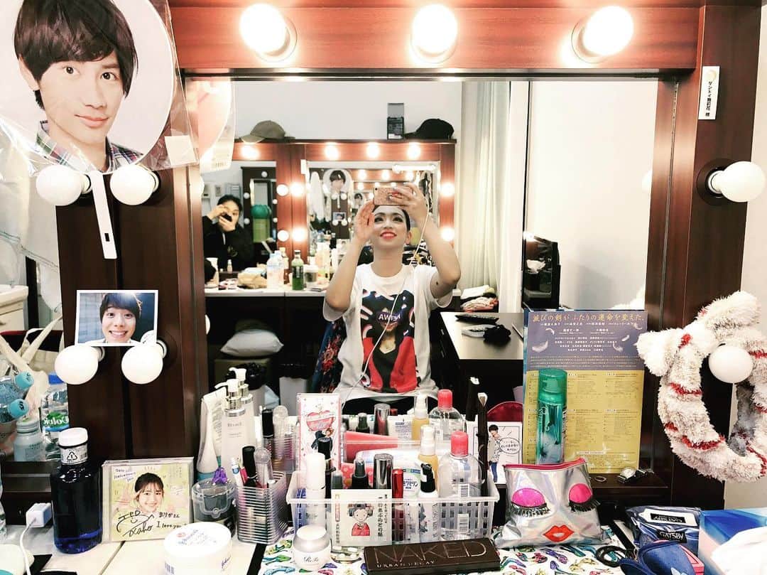 ダンドイ舞莉花のインスタグラム：「Thank you Osaka!!! 私の鏡前💕  香帆x1 丈x2 和也x2  見つけられるかな〜？？🤓 #dressingroom #リューン #リューン2019 #musical #theatre #osaka #japan #fun #lune #fantasy #浜崎香帆 #藤原丈一郎 #大橋和也  見つけられるかな？」