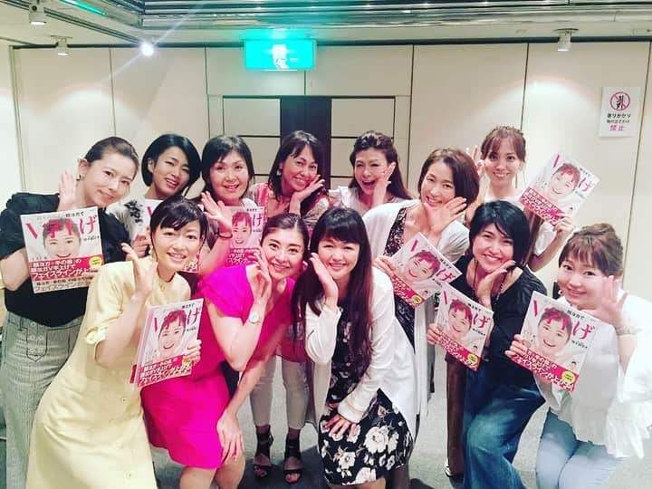 間々田佳子のインスタグラム：「かわいい子たちがいっぱい❣️💕 顔ヨガインストラクターさんたちと  #間々田佳子  #顔ヨガ #表情筋トレーニング」