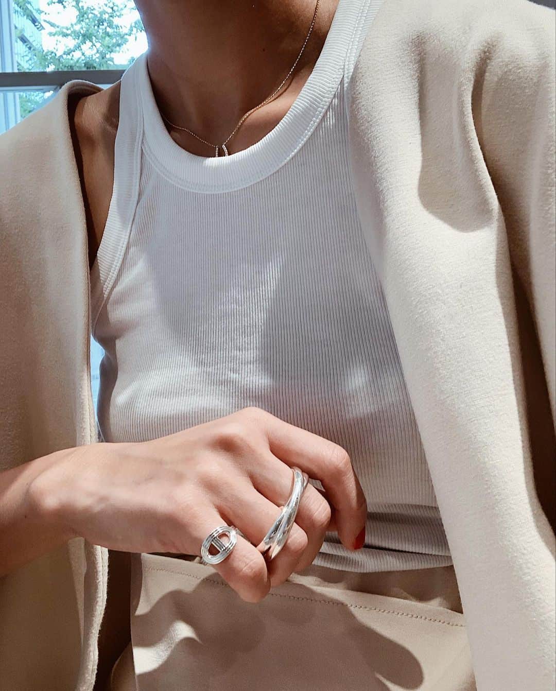のインスタグラム：「☺︎ * 大好きなポンチ素材のジレとスカート！ * これ、別々にも使えるけどセットで着た時の感じがこなれた風で好き。 * 素材が伸縮性あって着心地はさいこう♡ * 木曜、再入荷です☺︎ * #masaco服  #MACHATT #totem #hermes」