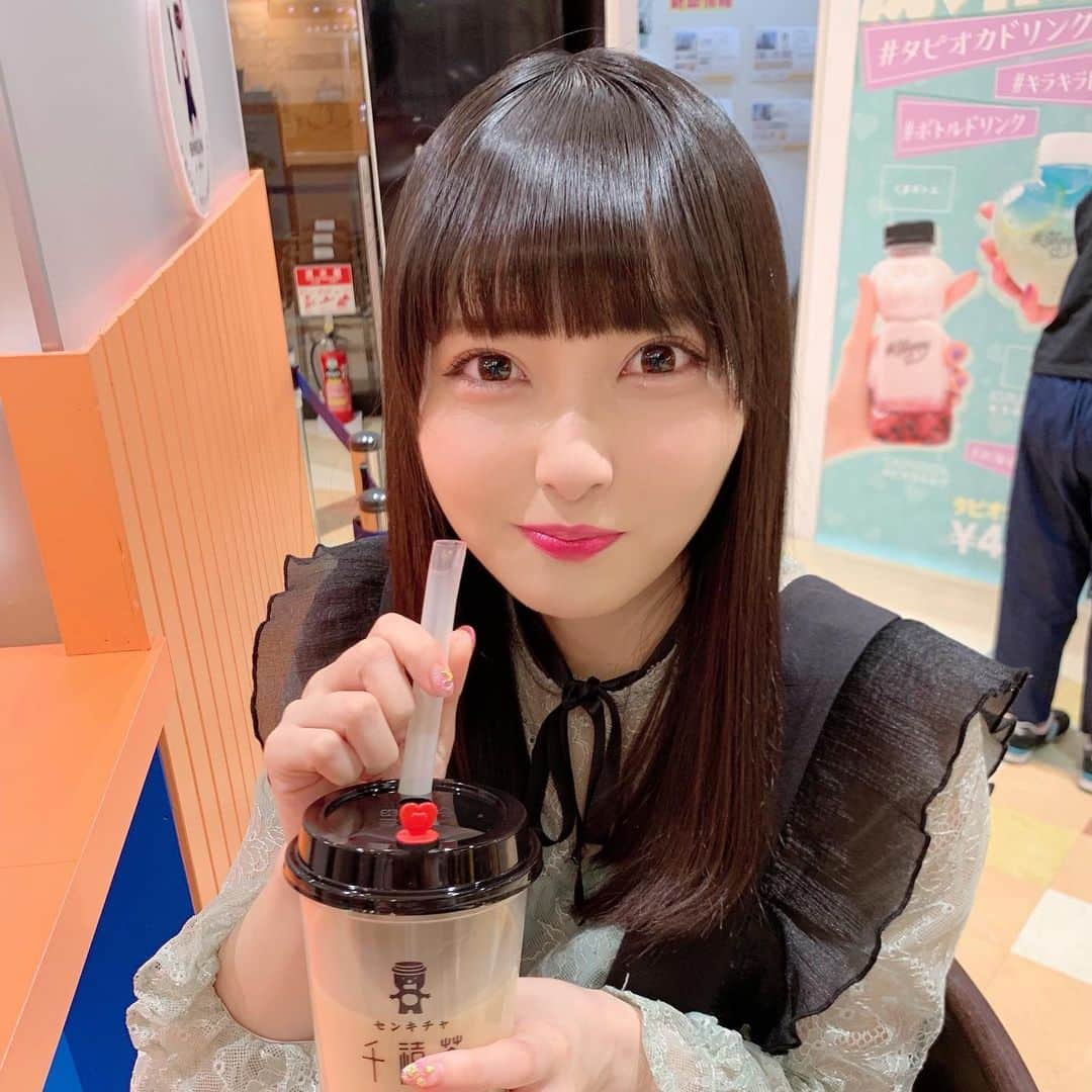 堀詩音さんのインスタグラム写真 - (堀詩音Instagram)「﻿ 前から気になっていたお店でタピオカ飲んだよ🤤﻿ ﻿ ﻿ お昼過ぎに行ったけど人気メニューは﻿ 売り切れていたりとびっくり！！！﻿ ﻿ ﻿ お目当てのメニューを飲むには﻿ 午前中に行くのがいいのかーと学びました🙂﻿ ﻿ ﻿ お友達もしおんも今回はシンプルな﻿ #タピオカミルクティー にしたよ🍼﻿ ﻿ ﻿ 飲む前はお腹すいていたけど﻿ タピオカの量が多めのお店なのか﻿ Mサイズにしたけど﻿ めちゃくちゃお腹いっぱいになったよ🤤﻿ ﻿ ﻿ タピオカやさんって買ったら﻿ すぐ座って飲めるイメージが﻿ しおんのなかではあんまりないけど﻿ お店の周りにもベンチいっぱいあるから﻿ ゆっくり飲めたのもよかったなあ〜☺️﻿ ﻿ ﻿ 札幌にも続々と﻿ タピオカ専門店が増えていってる気がして﻿ 北海道へ帰る度に﻿ あれ！ここにもタピオカやさんできてる？！﻿ って新しいお店に出会ってるような気がします🧐﻿ ﻿ ﻿ ﻿ ﻿ ﻿ #千禧茶 #タピオカ #タピオカ巡り #タピオカ好き #タピオカグラム #タピオカ専門店 #タピオカドリンク #タピ活 #札幌タピオカ #タピオカ札幌 #札幌カフェ #札幌カフェ巡り #札幌スイーツ #ラフィラ #北海道 #hokkaido #札幌 #sapporo #北海道グルメ #札幌グルメ #北海道cafe #札幌cafe﻿」6月24日 15時29分 - shion_hori