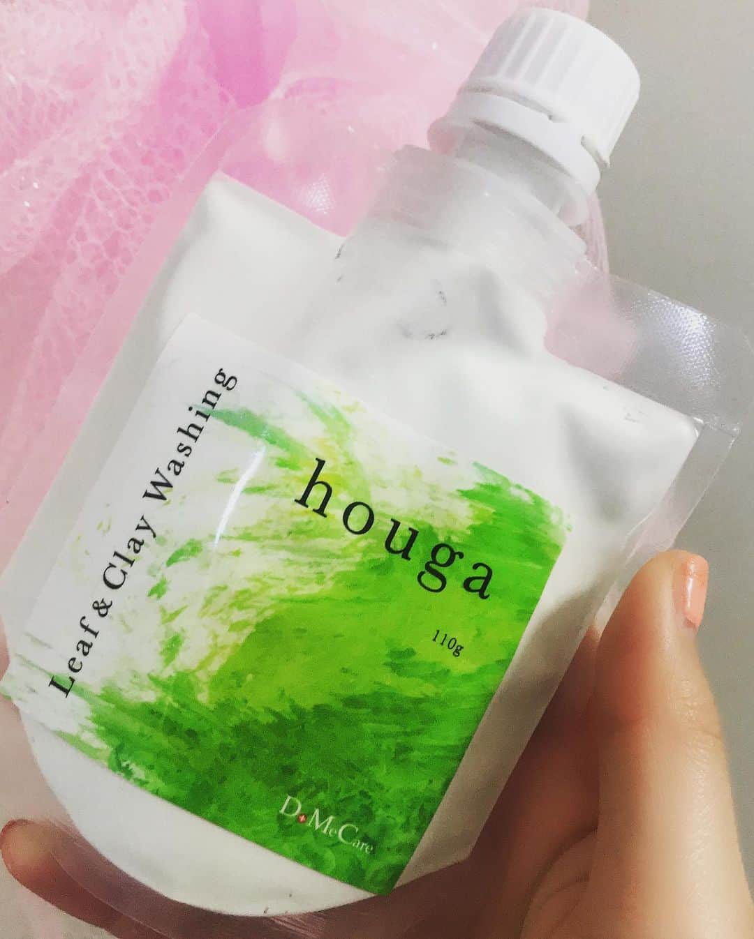 正田美里（みさみさ）さんのインスタグラム写真 - (正田美里（みさみさ）Instagram)「今話題のDoMeCare(@domecare_official )緑葉×ミネラル泥泡で、トリプルヒアルロン酸と5つの緑葉成分でとっても濃密もこもこ泡でモチモチ素肌になれるよっ。  ミネラル泥が、しっかりと汚れを吸着して綺麗に取り除いてくれるんだって！！ 緑葉成分配合で、ビタミン、ミネラル、フラボノイド、ポリフェノールなどを多く含んでいて、とにかくうるおいを与えて皮膚をすこやかに保ってくれるの。  アシタバ葉／茎エキス・ボタンボウフウエキス・クマザサ葉エキス・マグワ葉エキス・ツルレイシ果実エキスなど、本当に沢山の成分が入っているの。  吸着性・吸水性があるから、洗い流した後のサッパリなのに、しっとり、そしてモチモチ感がたまらないっ！！ 少しでめちゃくちゃ泡立つのが凄いっ！洗顔が楽しくなるっ。  是非「domecare」で検索してね!  #萌芽リーフ＆クレイウォッシング #houga Leaf＆Clay Washing #緑葉泥泡洗顔 #毛穴ケア #角質ケア #泥洗顔 #ヒアルロン酸 #ミネラル泥 #もこもこ泡 #密着洗浄 #DMC #DoMeCare #ドゥーミーケア #domecare  #サッパリ #しっとり #モチモチ素肌 #PR」6月24日 15時30分 - misamisaupiupi
