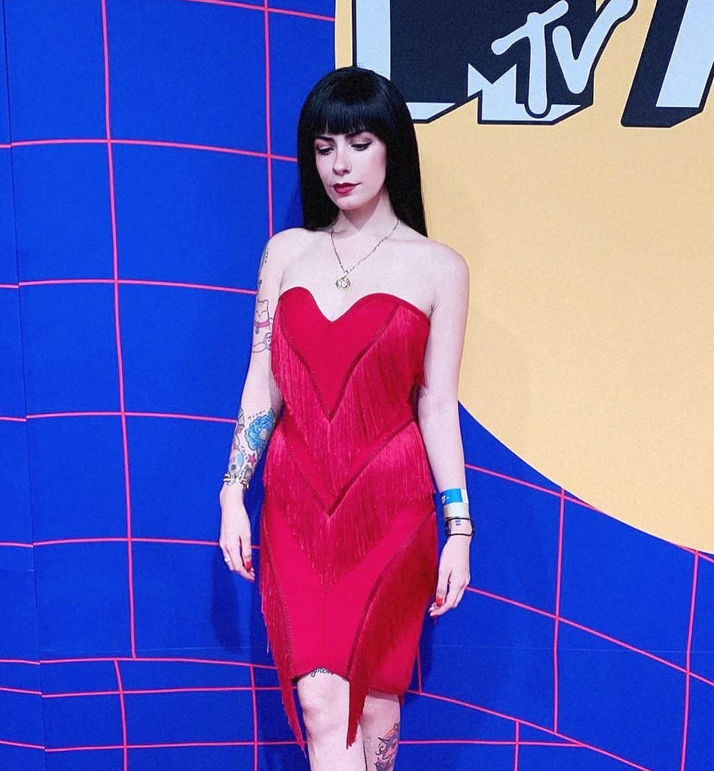 ミランダ・イバネスのインスタグラム：「Lo más lindo de noches como esa es ver a personitas que no frecuentas mucho pero cuando se ven, gritan y se abrazan locamente. 🤭✨ Ver triunfar amigos es lo más delicioso del mundo! Y ver cómo la comunidad del internet crece más y más es impresionante! ♥️ @blisumoficial 💃🏻 #mtvmiaw #mtvmiaw2019」