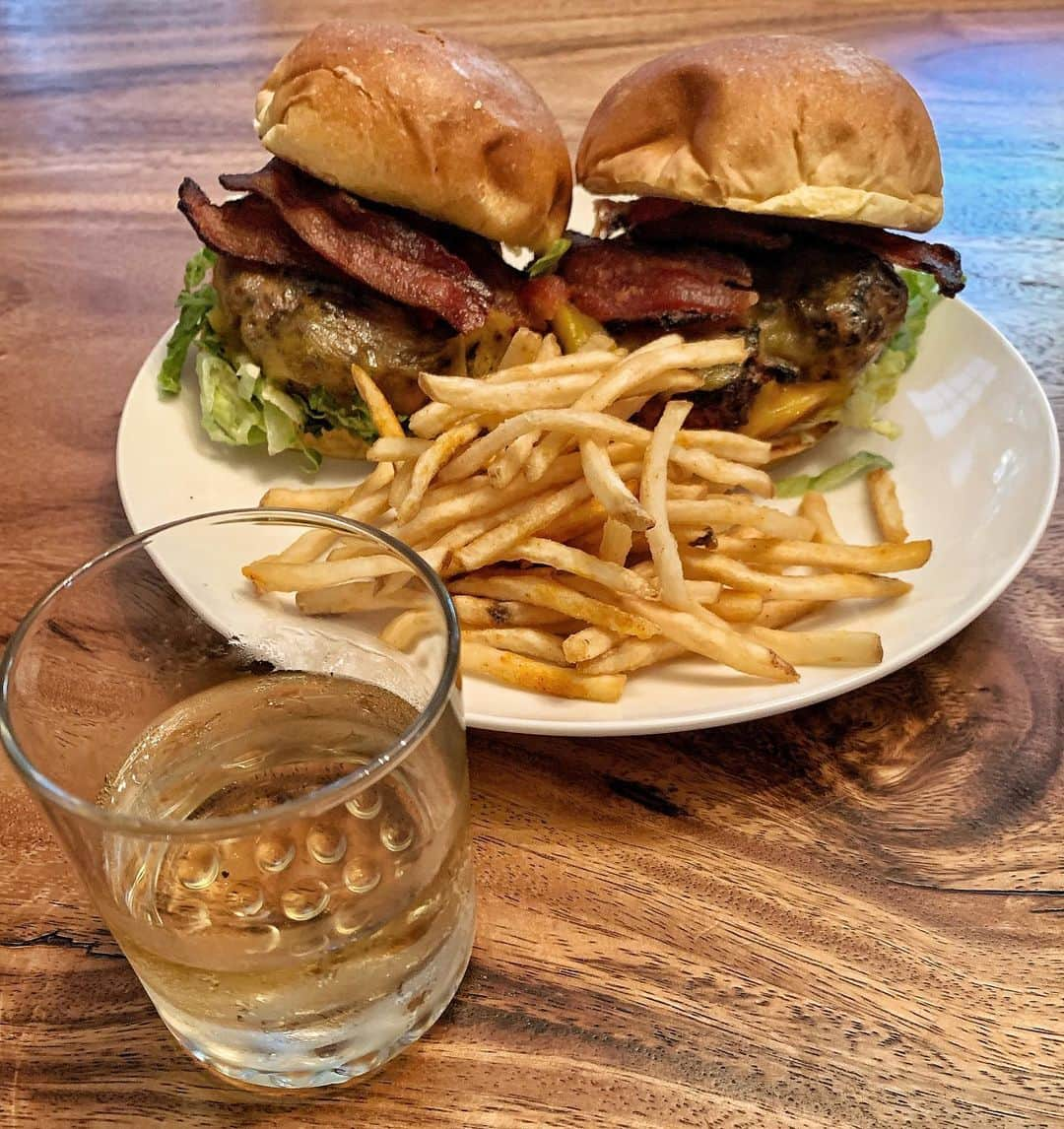 ドウェイン・ジョンソンさんのインスタグラム写真 - (ドウェイン・ジョンソンInstagram)「Sunday cheat meal train 🚂 rolls on down the line.  Two fat 8oz double cheeseburgers with bacon and fries.  Double shot of my new tequila #Teremana - chilled 🥶🥃👍🏾 I have a big shoot in the gym tomorrow for my next @projectrock @underarmour collection. In a crazy science, these cheat meals tonight should actually help my physique come in with a more fuller pump and vascularity for tomorrow’s shoot.  Or maybe I’m just looking for more excuses to drink my tequila and eat like shit 😂🤦🏽‍♂️ Enjoy your cheatmeals my friends 🍔🥃」6月24日 15時24分 - therock