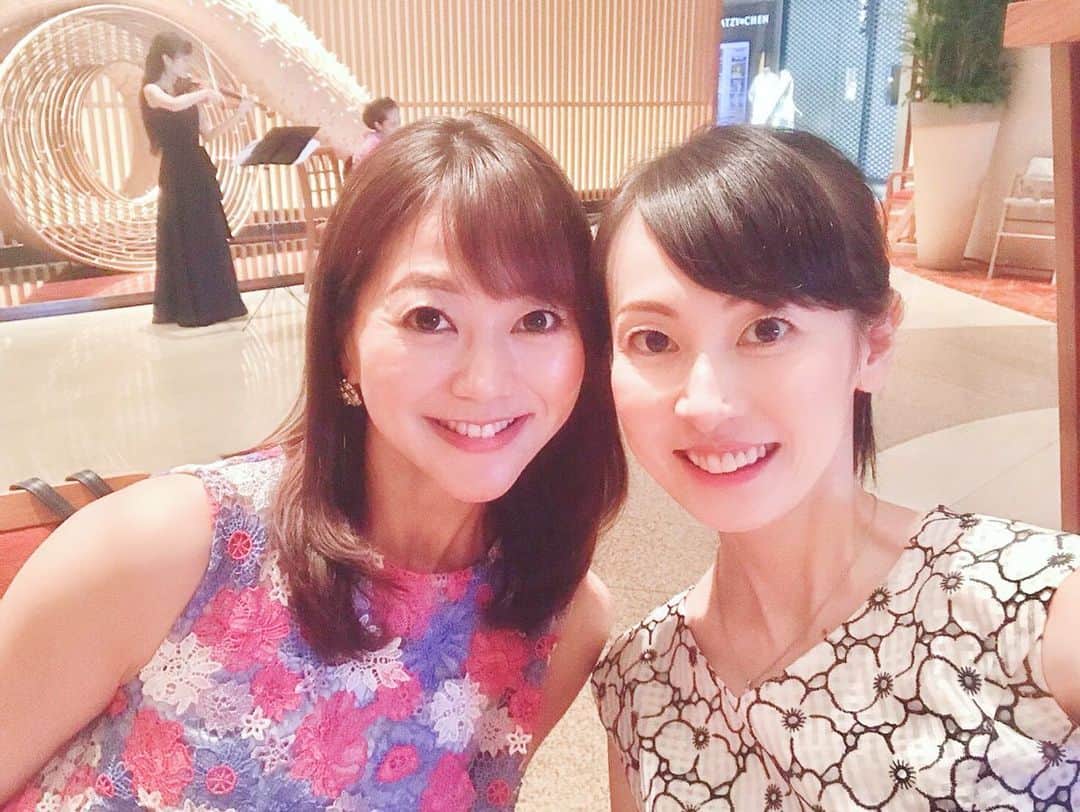 井上英里香さんのインスタグラム写真 - (井上英里香Instagram)「昭和歌謡ライブ♡  あずちゃんと一緒にライブへ🎶 * 以前ラジオにご出演頂いた、カラオケ女王でオペラ魔女の#翠千賀 さんの生の歌声を聴きに行ってきました🎤✨ * やっぱり凄い！痺れました🥺🥺 * * ライブ後はホテルのカフェでお茶☕️🍰🍨 * 大好きな友人とまったりのんびり過ごす幸せな休日💓 * * #モデル #女優 #直井梓 #オスカープロモーション #美少女コンテスト #ホテル #ペニンシュラ東京 #昭和生まれ #テレビ東京 #カラオケバトル #翠千賀 #松阪ゆうき #木村優一 #ニッポン放送」6月24日 15時24分 - ribbonhome.erika