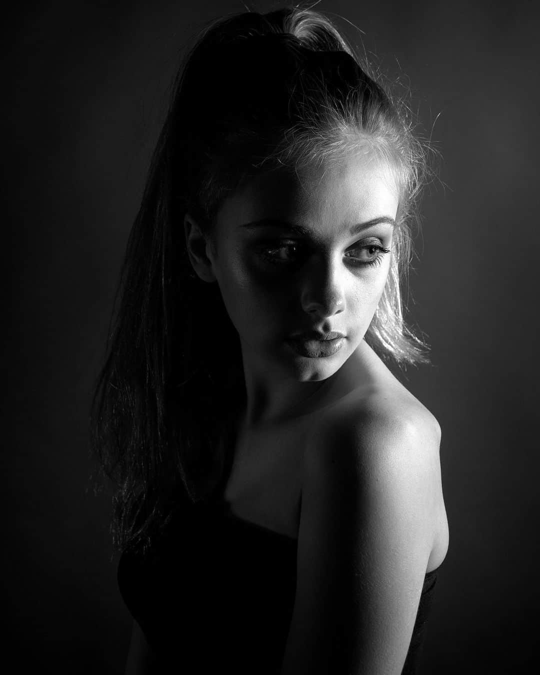 Indi Woollardさんのインスタグラム写真 - (Indi WoollardInstagram)「How many more days until the weekend? @bill.park_  @lauren.hmua #blacknwhite #indiawoollard #woollard #teenage #portrait_vision #ponytail」6月24日 15時26分 - indiawoollard