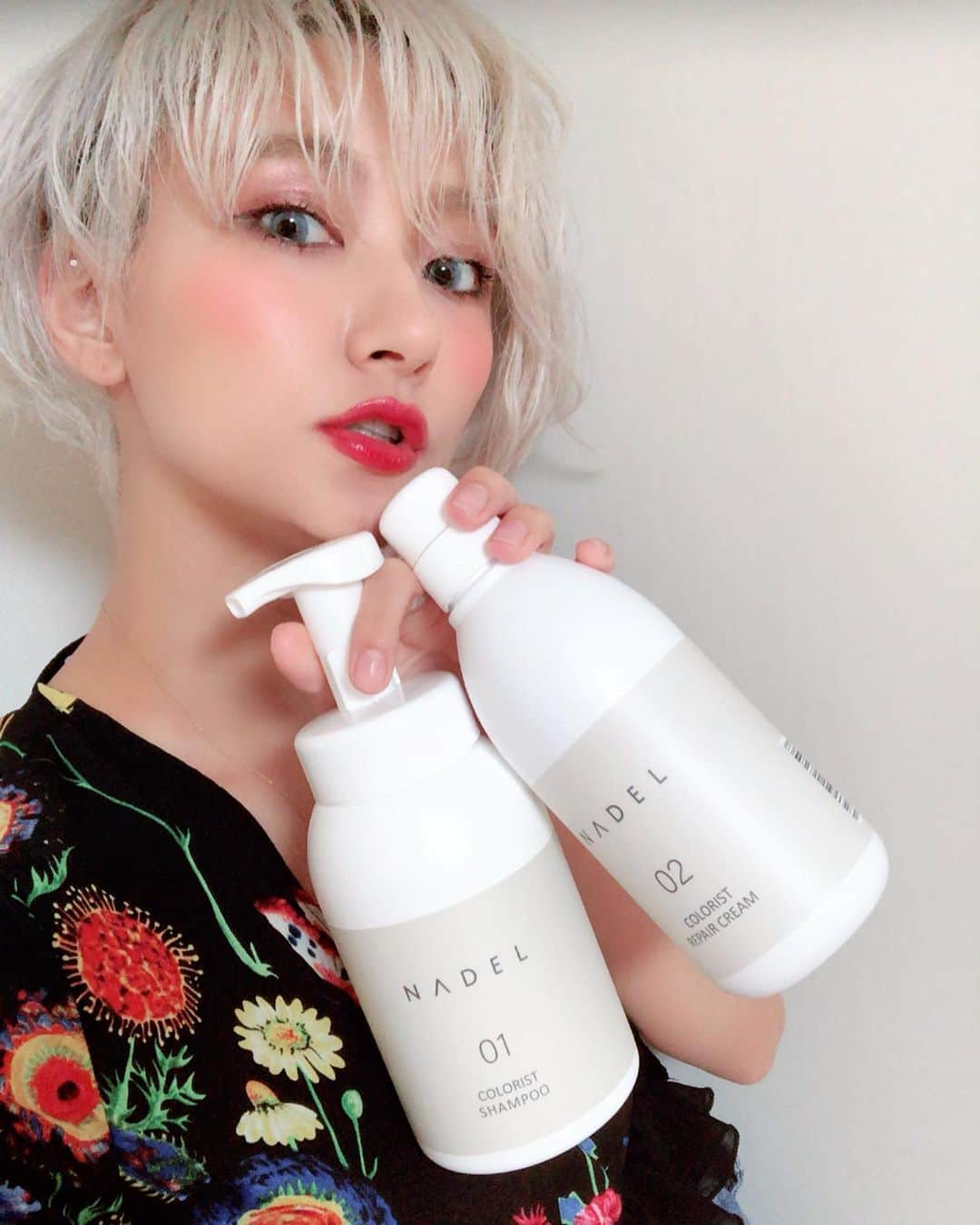 のインスタグラム：「カラー&ブリーチ毛ケア用シャンプー🧴トリートメント #ナデル 使ってから髪の状態良すぎてストック&リピ使い😍🎊 しても無くなっちゃうから #ジュエルコスメティクス さんからnot市販のサロン用業務用ボトルでもらった😍😍😍❤️これで安心だ〜〜！😍😍🎊来週リタッチするからさらにケアがんばる #ブリーチカラー #ナデル #シャンプー #楽天1位」