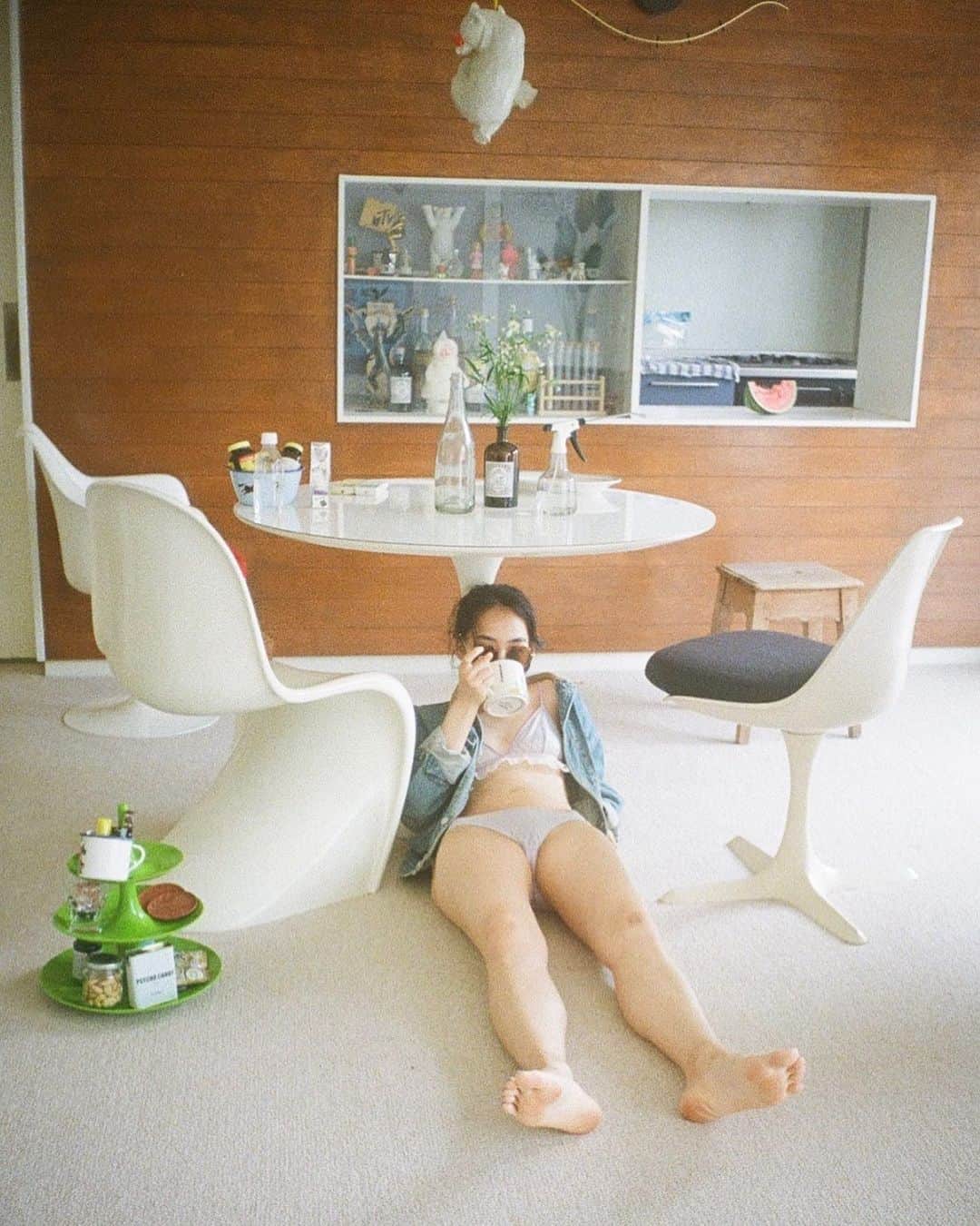 花盛友里のインスタグラム：「you are the best!  ラビジュールさんとコラボで作らせてもらった下着をシレッと買ってくれてたサリーちゃん家にお邪魔して写真撮らせてもろたよー！ まじ素敵ハウス、一生ここにいたい、、って思っちゃったわよー！ 下着も超似合っててうれしすぎる可愛すぎる♡  #花盛コラボ下着 @ravi.me のページからurl見れるのでぜひ見てみてくださいませー！ 完売していたものも再入荷しております、チェケラッチョー！  Lots of love to @sallymizuno」
