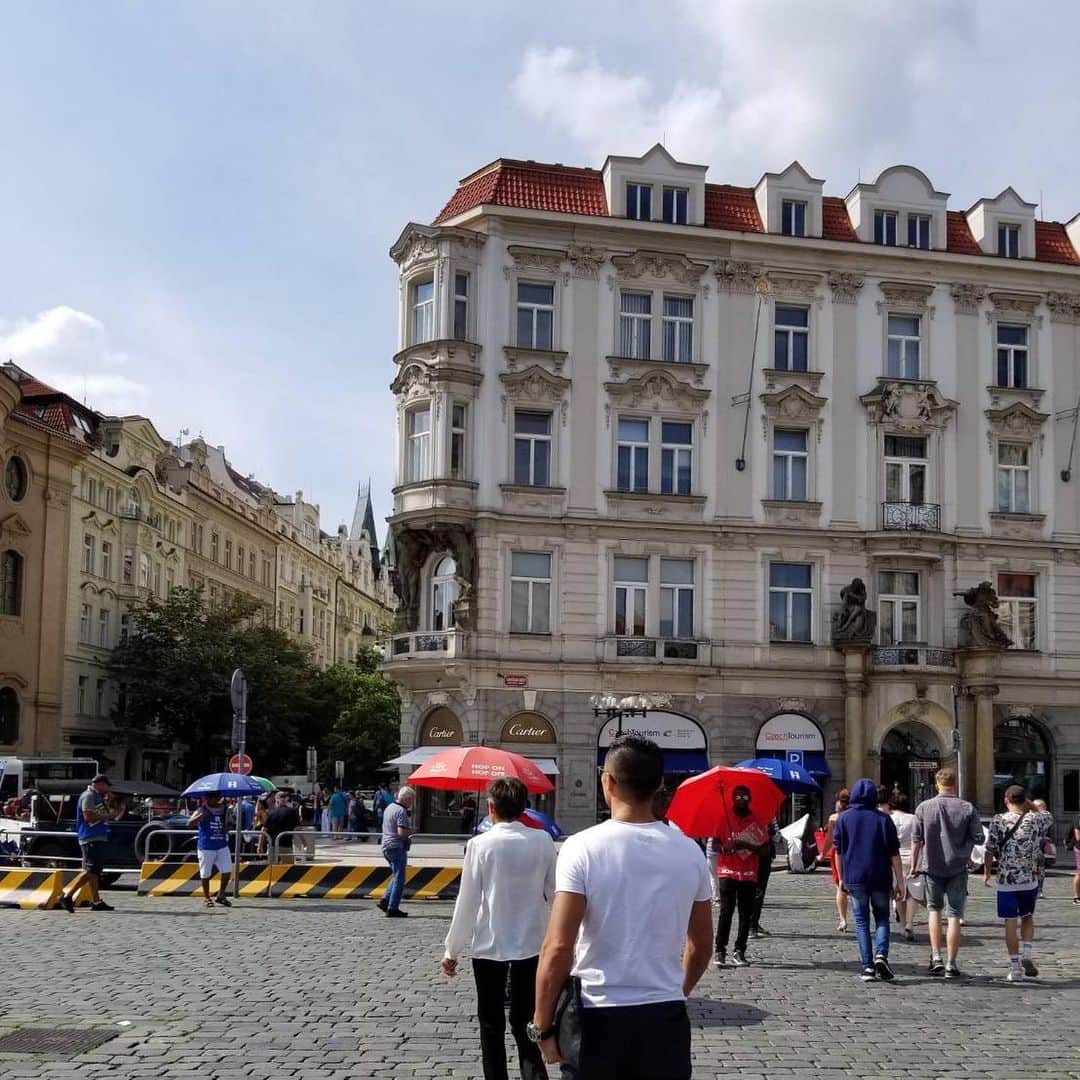 内山高志さんのインスタグラム写真 - (内山高志Instagram)「プラハ城  何もかも景色と街並みが凄い‼️ #チェコ #プラハ城」6月24日 15時38分 - takashikod