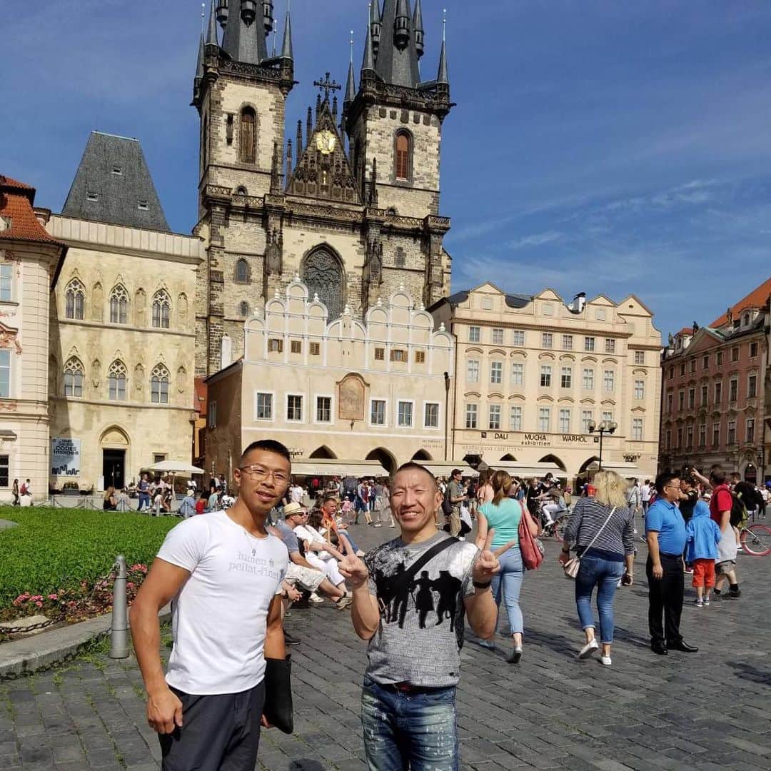 内山高志さんのインスタグラム写真 - (内山高志Instagram)「プラハ城  何もかも景色と街並みが凄い‼️ #チェコ #プラハ城」6月24日 15時38分 - takashikod