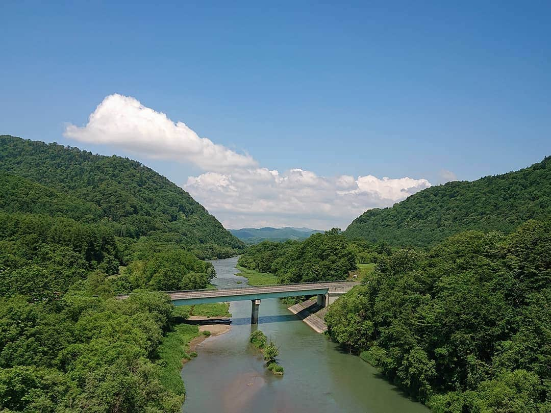 大黒摩季さんのインスタグラム写真 - (大黒摩季Instagram)「只今、 #大黒組 #北海道ツアー 最終地点 #釧路 💖に向かい、5時間のバス移動🤯なう🚌🏞️SAで #ツアートラック と合流したので、大黒組全員 #なりきりMマッスルジャケット選手権 📸😆💕✨ : 大変長らくのお留守ごめんなさい😣💦⤵️中国ツアーにはじまり昨日の #胆振 3町復興イベント #道産子SOULに火を点けろ 🔥at #むかわ町 Live✨が無事終わり、母も無事に東京へ帰還し、やっと大山3つ越え、私のもとに少しだけ自由時間が戻ってきました✨😭❇️ : 各ライブの #今日のららら写真 や感動の物語、 #トキメキ出会いのお宝写真 🌟 は、追ってコツコツUPして行くつもりです😂💖 : 全国 #お疲れちゃんな皆様へ 💝癒され潤う #北海道  の風景、 #摩季姉の車窓から写真 をアップするので、イライラ😒💢💢ヒリヒリ😡⚡したら見て緩んでネ😌💕 :  #大黒摩季 #MUSICMUSCLEツアー2019  #原田喧太  #juken  #柴田敏孝  #Peco  #Yuka  #高橋弥歩  #平陸  #下田泰基  #芽映」6月24日 15時38分 - makiohguro