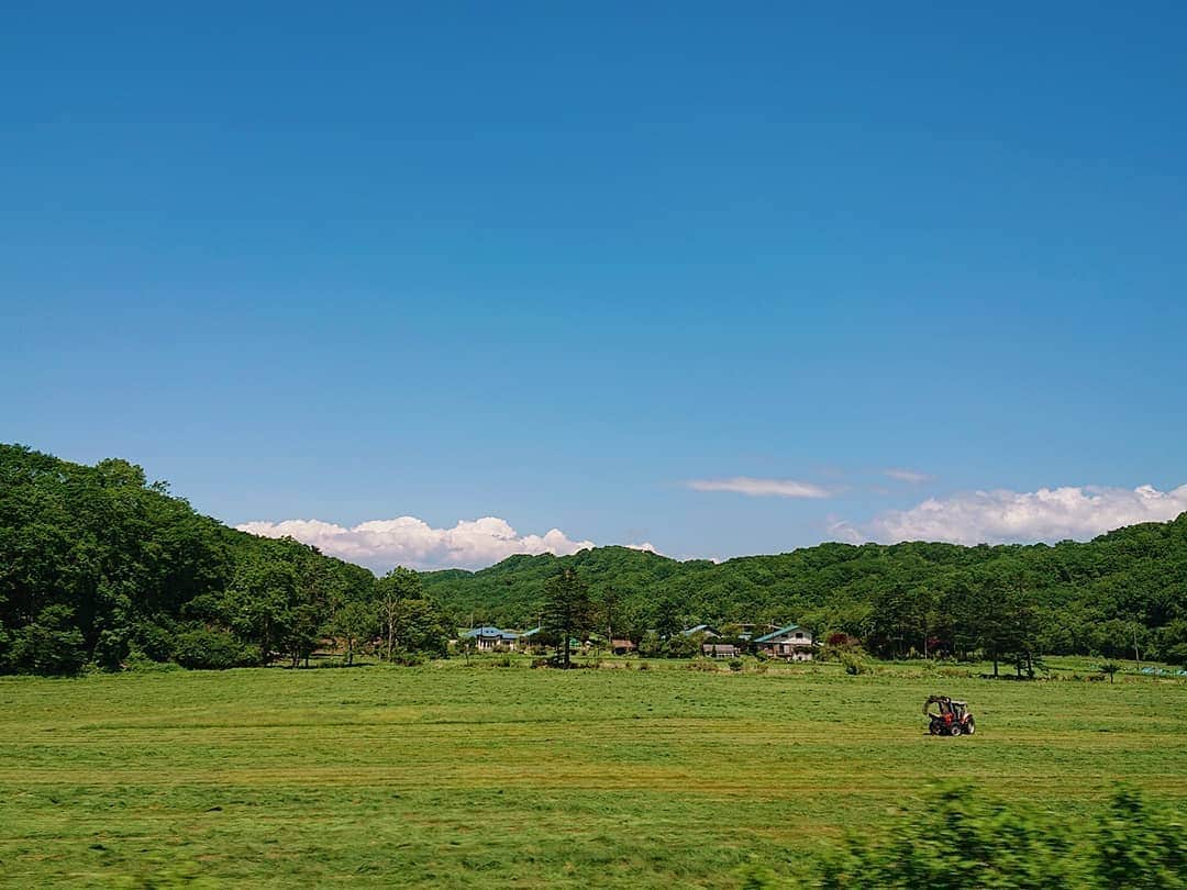 大黒摩季さんのインスタグラム写真 - (大黒摩季Instagram)「只今、 #大黒組 #北海道ツアー 最終地点 #釧路 💖に向かい、5時間のバス移動🤯なう🚌🏞️SAで #ツアートラック と合流したので、大黒組全員 #なりきりMマッスルジャケット選手権 📸😆💕✨ : 大変長らくのお留守ごめんなさい😣💦⤵️中国ツアーにはじまり昨日の #胆振 3町復興イベント #道産子SOULに火を点けろ 🔥at #むかわ町 Live✨が無事終わり、母も無事に東京へ帰還し、やっと大山3つ越え、私のもとに少しだけ自由時間が戻ってきました✨😭❇️ : 各ライブの #今日のららら写真 や感動の物語、 #トキメキ出会いのお宝写真 🌟 は、追ってコツコツUPして行くつもりです😂💖 : 全国 #お疲れちゃんな皆様へ 💝癒され潤う #北海道  の風景、 #摩季姉の車窓から写真 をアップするので、イライラ😒💢💢ヒリヒリ😡⚡したら見て緩んでネ😌💕 :  #大黒摩季 #MUSICMUSCLEツアー2019  #原田喧太  #juken  #柴田敏孝  #Peco  #Yuka  #高橋弥歩  #平陸  #下田泰基  #芽映」6月24日 15時38分 - makiohguro