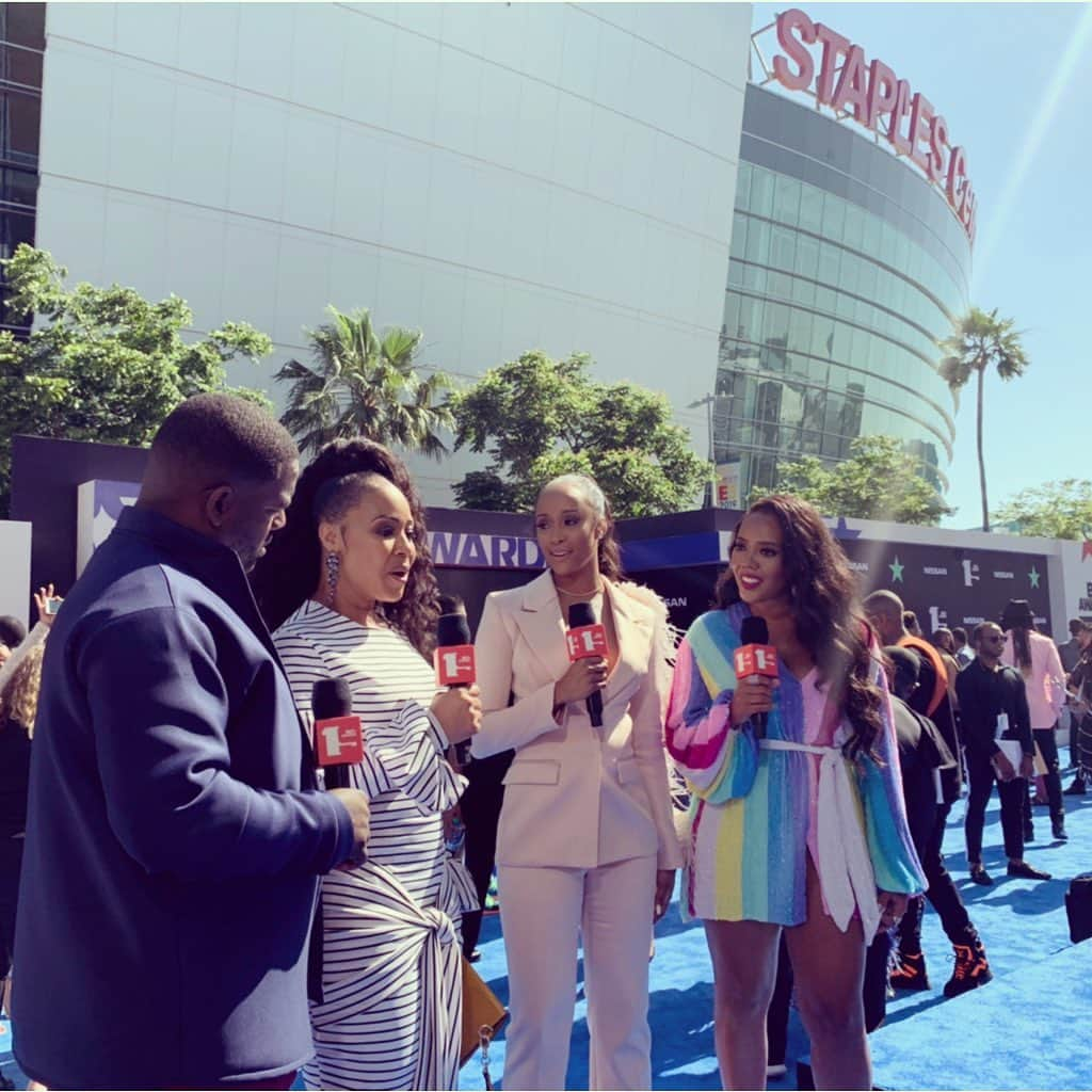 エリカ・キャンベルさんのインスタグラム写真 - (エリカ・キャンベルInstagram)「Good times tonight at the #BETAwards! If you tuned in, let me know your favorite moment of the show. ❤️❤️ @bet @betsundaybest @betexperience ********* Wardrobe styled by @theegoogoo • Hair @kimblehaircare • Makeup @missdrini • Erica’s dress @londoncouture.est90 • Erica’s jumper @siralgernon • Erica’s shoes @shoefanatix • Krista’s Jacket @robbeadzyarmcandii • Krista’s dress #BarII • Warryn’s Jacket and pants @iamalanitaylor • Warryn’s Shirt and shoes @rontomson」6月24日 15時32分 - imericacampbell