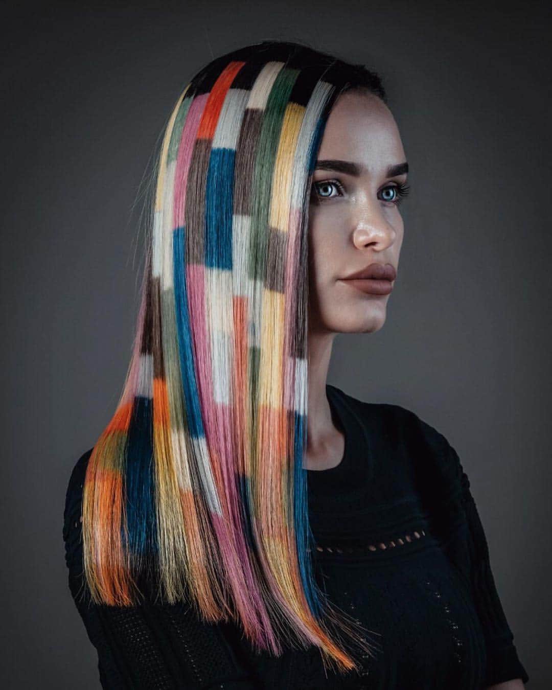 Design Milkさんのインスタグラム写真 - (Design MilkInstagram)「Would you use your #hair as a canvas for this kind of #art? 🌈 #hairart by @izzettabak」6月24日 15時33分 - designmilk