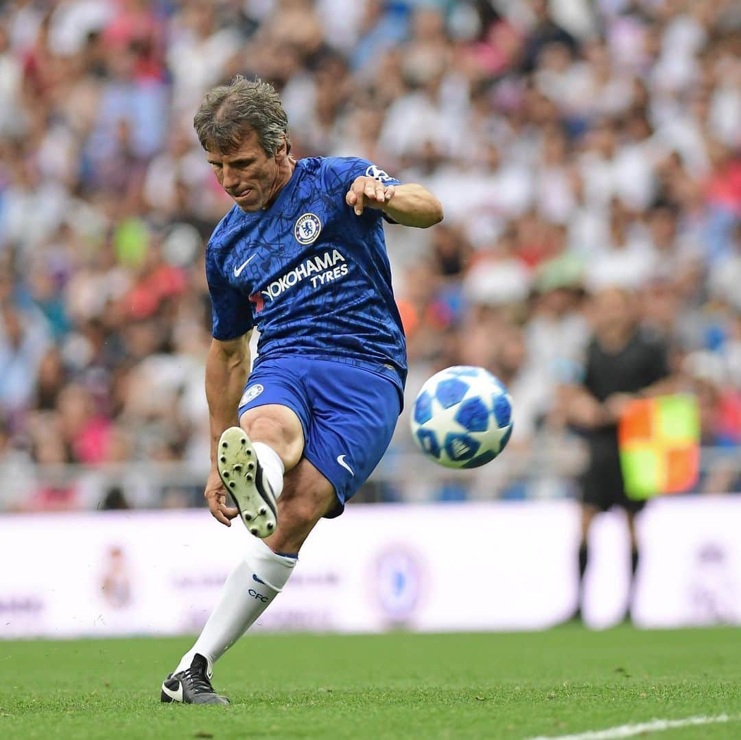 チェルシーFCさんのインスタグラム写真 - (チェルシーFCInstagram)「💫 Gianfranco Zola going close with a free-kick yesterday. Still got it! 👌#CFCvRealMadrid #CFC #Chelsea」6月24日 15時40分 - chelseafc