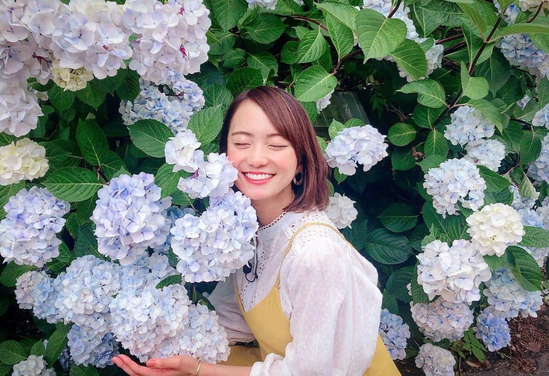 鉢嶺杏奈さんのインスタグラム写真 - (鉢嶺杏奈Instagram)「日本の四季折々の花って いいよねぇー❤️ 今は、紫陽花だね！ ぼんぼりみたいに大きく丸く広がった小さな花たちが 可愛くて仕方ない！ 本当の花は、花の中にあるんだからこりゃまた驚き！w  雨に濡れたつやつやした紫陽花も美しくて素晴らしい(´∀｀*) そんな紫陽花とショットを載せまーす！  少し肌寒いけど、今日も後半戦頑張りましょー❤️ #紫陽花#長谷寺#鉢嶺杏奈」6月24日 15時55分 - hachimine_anna