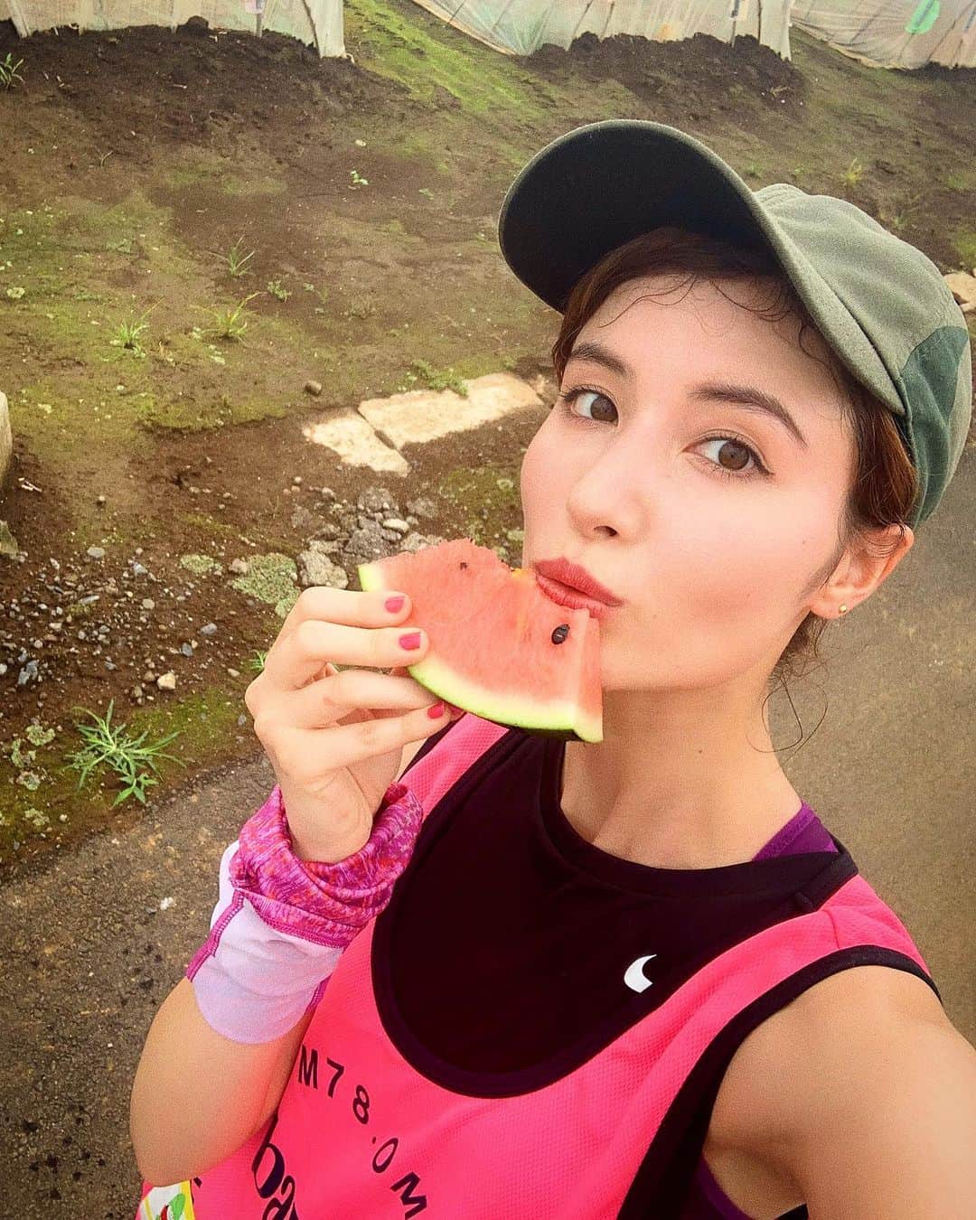 のインスタグラム：「. 昨日は富里スイカロードレースに参加してきました！！！🍉🍉 ラーメン部を卒業してもうすぐ1年経とうとしていますが、こうしてイベントに誘ってくれたりとても嬉しい限りです🥰❤️リスナーさんもたくさん話しかけてくれて嬉しかったよー！！🌟 . ちなみに結果は、bayfmチームで最下位となりましたww完全なる準備不足。笑 . さらには膝が超痛くなってしまって、体力の衰えに愕然としました(寝たら治ったけど、次は筋肉痛が襲いかかってきています) でも、楽しかったしスイカは甘くて最高に美味しかった🥰✨☀️ . #富里スイカロードレース#bayfm#bayline#10kmマラソン#マラソン#running#marathon#スイカ#watermelon」