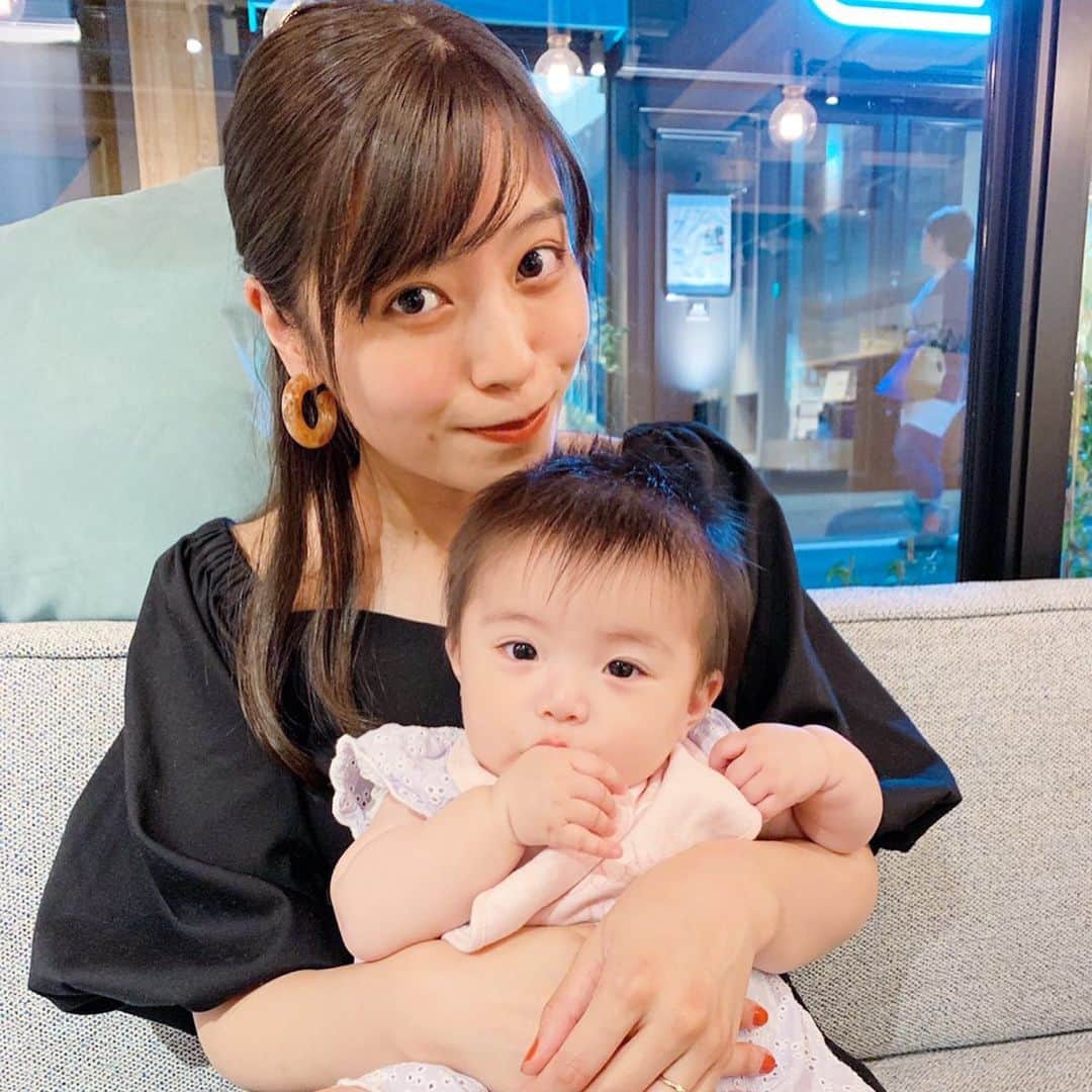 のインスタグラム：「生憎のお天気ですね☂️ 昨日は久しぶりに家族3人でおでかけ。 雨降らなくてよかったー！ 最近夫が忙しくてなかなか会えてなかったので、娘もとっても嬉しそうでした☺️💕 . よく笑ってくれるんだけど、笑顔の時は可愛すぎてガン見しちゃうから写真撮れないっていう😂 . 自我がどんどん出てきて、おもちゃも好みがあったり興味があるものにはとことん夢中になったり。 しまじろうのぬいぐるみは頭から食べたり床に叩きつけたり、とっても深い愛を持って遊んでいました（笑） . 今日は予防接種だけど打てるかなあー🙄 ずっと風邪気味で伸びまくりなの、、 #baby#girl#6monthsold#6ヶ月baby#6ヶ月#女の子ママ #べびすたぐらむ#ベビスタグラム#女の子ベビー#ママ」