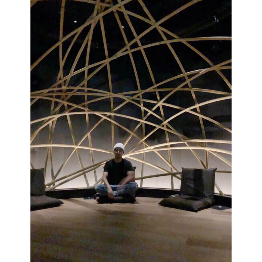 幸太さんのインスタグラム写真 - (幸太Instagram)「瞑想 + お茶= @medicha.jp  w @hiroyuki__kubota  先日、南青山に新しくオープンした瞑想とその前後のプログラムを提供する #メディーチャ に久保田と行って来ましたー  2人とも初めての体験だったので、おじさん2人でドキドキしながらでしたが（笑）  意外にも若いスタッフさんの体験談を踏まえた丁寧な説明とお話で、分かりやすく体験出来ました🙏  まだ日本🇯🇵では認知の低い瞑想ですが、 欧米ではメジャーで、ちょっとした時間の合間などに入れたりコンビニ感覚的に今の自分と向き合う時間を作る事を大事にしていくんですよねー  メディーチャは、そんな瞑想とその前後の時間をプログラムにして、 特別な空間で交感神経と副交感神経を刺激してプログラムに入り( この部屋は撮影禁止だったんですが、凄過ぎました💦) 終わってからは、作家さんの造った器を選んで 日本の文化🇯🇵であるお茶🍵と茶菓子を頂きながら、 ホッと一息つきながら時間を振り返る…  そんなあっという間の80分でした🙏🧘‍♀️ 1回では全ては分からないですが、心の満たされる感じだったり、身体がリラックスして頭がスッキリする感じだし  俺的には海に入っている時間がメディテーション🧘‍♀️している時間に似てて、忙しくて海に入れない時などには心が満足する感じだし特に良さそうでしたぁー😊  普段から忙しい人や何かに行き詰まってたりする時には特に有効らしいから、是非体験してみて欲しいです  https://medicha-jp.com/ ■場所： 東京都港区南青山 5-3-18 ブルーサンクポイント C棟 地下1階  #medicha #南青山 #ご褒美  #coreyfuller  #whitelight #メディテーション #meditation #アンビエント #ambient  #煎茶 #japanesetea #meditationstudio #mindfulness #wellbeing #zen #デジタルデトックス #digitaldetox  #心のストレッチ #ストレス解放 #自分に余白 #80分の心のデトックス #都心のリトリート  #贅沢 #贅沢時間  #shorttrip #五感を磨く #感性を磨く#五感を解放」6月24日 15時53分 - kotawave