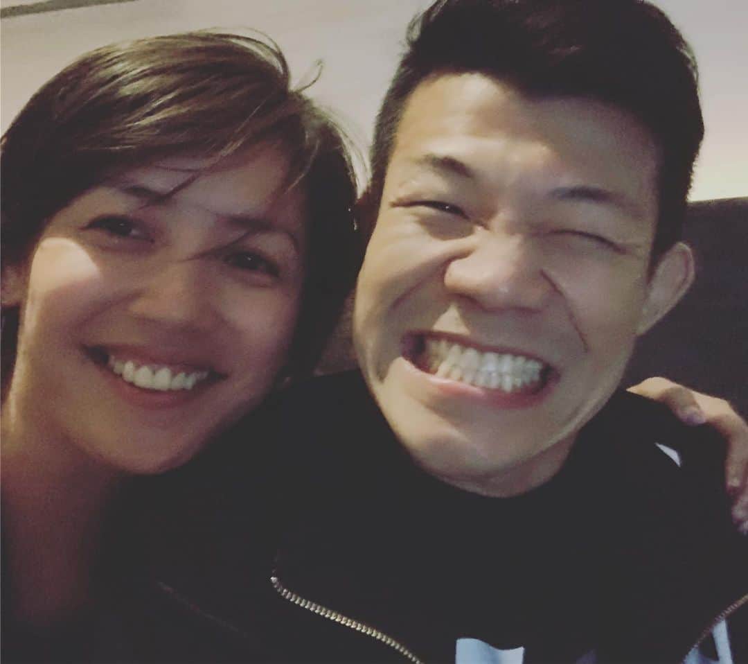元ちとせさんのインスタグラム写真 - (元ちとせInstagram)「やっと興奮してた気持ちが落ち着いてきました！那須川天心 vs 亀田興毅戦。素晴らしかったです！ 勝ち負けはもちろんですが。。。それ以上に、私自身に生まれた初めて持つ感情に驚いて😂なかなか興奮がおさまりませんでした。こうちゃん(←普段わたしは亀田興毅さんをこう呼んでおります)に出会わなかったらきっと見る事もしなかった世界‼️命懸けで戦う姿を伝え続けてきた事！本当に感動🥺と刺激と力強い美しさを教えてくれてありがとうございました😊 #亀田興毅 #弟ができた😊 #尊敬 #お疲れ様でした」6月24日 15時57分 - hajimechitose.official