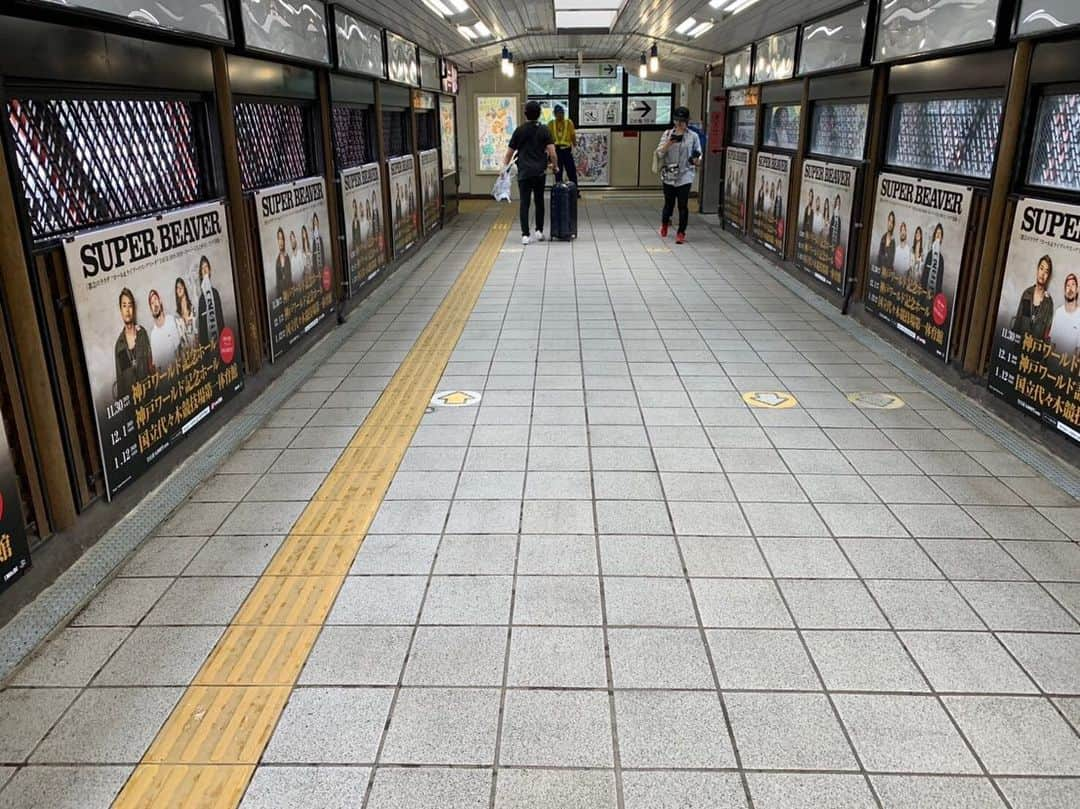 藤原広明さんのインスタグラム写真 - (藤原広明Instagram)「東京JR原宿駅内、大阪ホワイティうめだ プチシャン連絡通路に巨大ポスター登場っ！！！！ 神戸ワールド記念ホール2Days 国立代々木競技場第一体育館ワンマンのチケット先行始まっています！！ よろしくお願いします〜😘😘😘😘」6月24日 15時57分 - hiroaki_drums_superbeaver