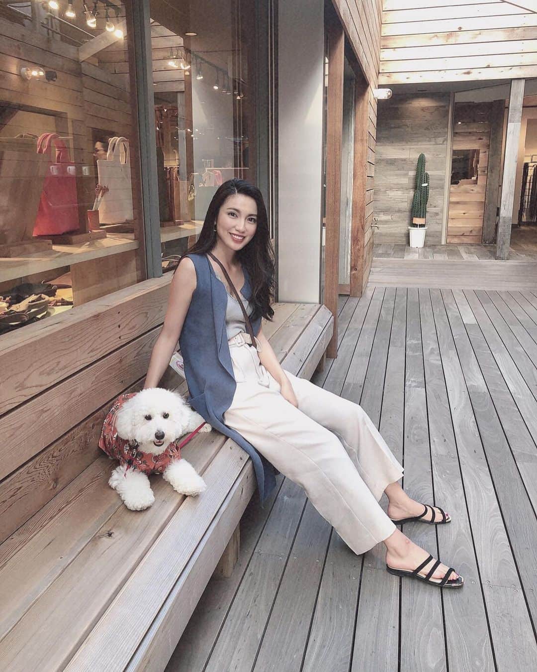 吉田愛璃のインスタグラム：「. .  with teddy🐾♥ .  鎌倉の小町通りは風情があって、でも今風なお洒落なCafeやshopもたくさんあって、散策楽しかった▶◀*.゜♡ . . クレミアのタピオカミルクティー飲みたかったのに売り切れだったのが心残り🤣  #鎌倉 #小町通り #いぬのいる暮らし #トイプードル #女子旅 #食べ歩きの旅 #食器集め #大人女子」