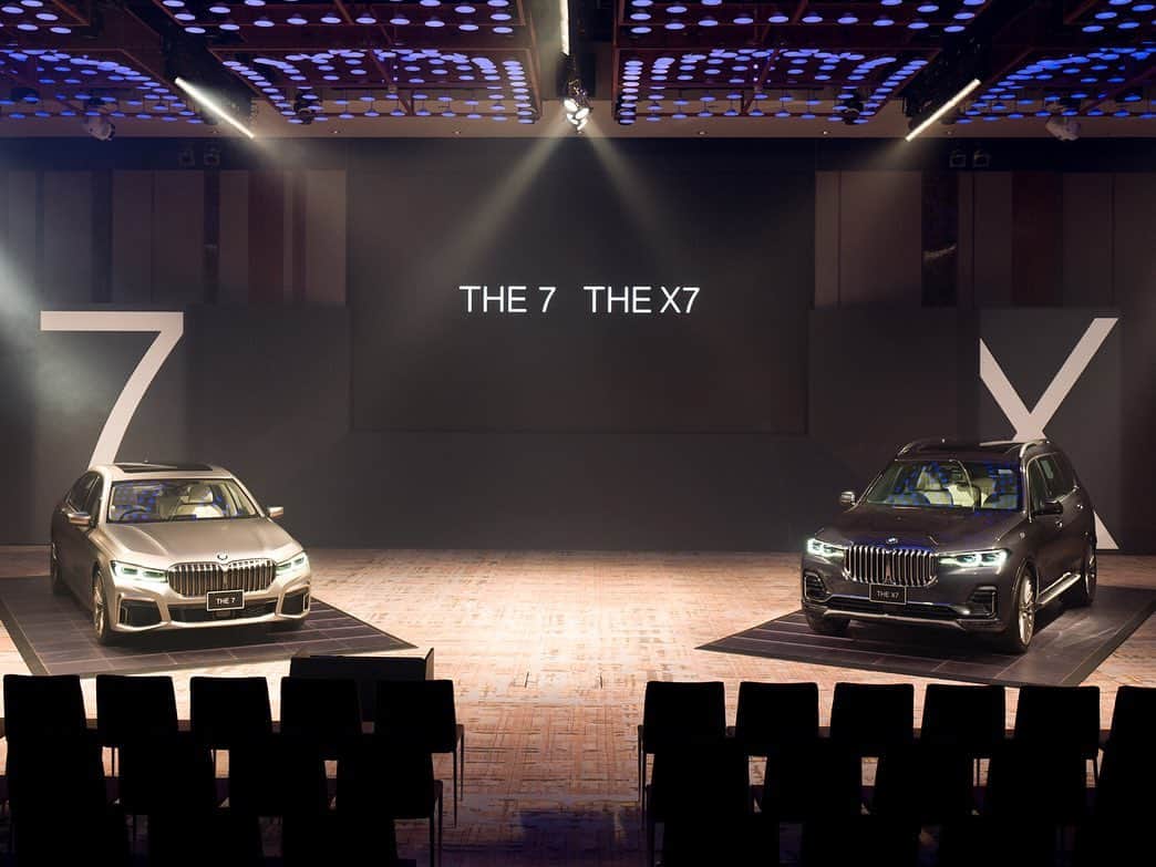のインスタグラム：「. "THE X7", "THE 7" ついに日本初登場。 . 本日行われたプレスイベントにて、BMWの新たなラグジュアリーモデル「ニューBMW X7」と「ニューBMW 7シリーズ」がアンベールされました。 . さらに会場には、ニューBMW 8シリーズ クーペ / カブリオレも登場。 . 新たな時代の幕開けを告げる、BMWの進化するラグジュアリーが、会場中の視線を惹きつけました。 . #THE7 #TheX7 . #BMW #駆けぬける歓び #BMWJapan #BMWWorld #BMWPost #BMWgram #BMWlovers #BMWlife #BMWlove #BMWforlife #BMWcar」